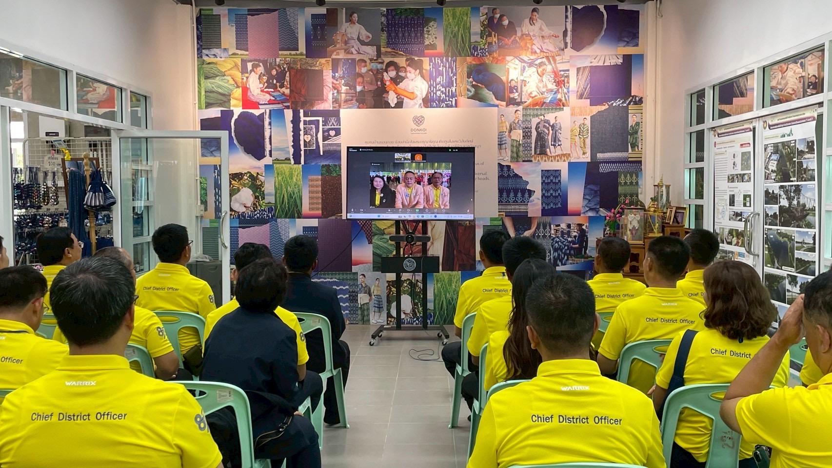 พช สกลนคร : รับคณะนักศึกษาหลักสูตรนายอำเภอ รุ่นที่ 87 เยี่ยมชมการดำเนินงานของศูนย์เรียนรู้ผ้าย้อมคราม “วิชชาลัยดอนกอย วิถีแห่งการพัฒนาที่ยั่งยืน”