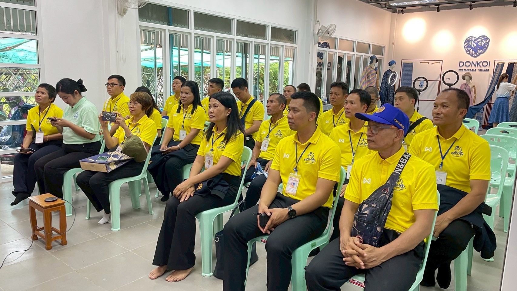 พช สกลนคร : รับคณะนักศึกษาหลักสูตรนายอำเภอ รุ่นที่ 87 เยี่ยมชมการดำเนินงานของศูนย์เรียนรู้ผ้าย้อมคราม “วิชชาลัยดอนกอย วิถีแห่งการพัฒนาที่ยั่งยืน”
