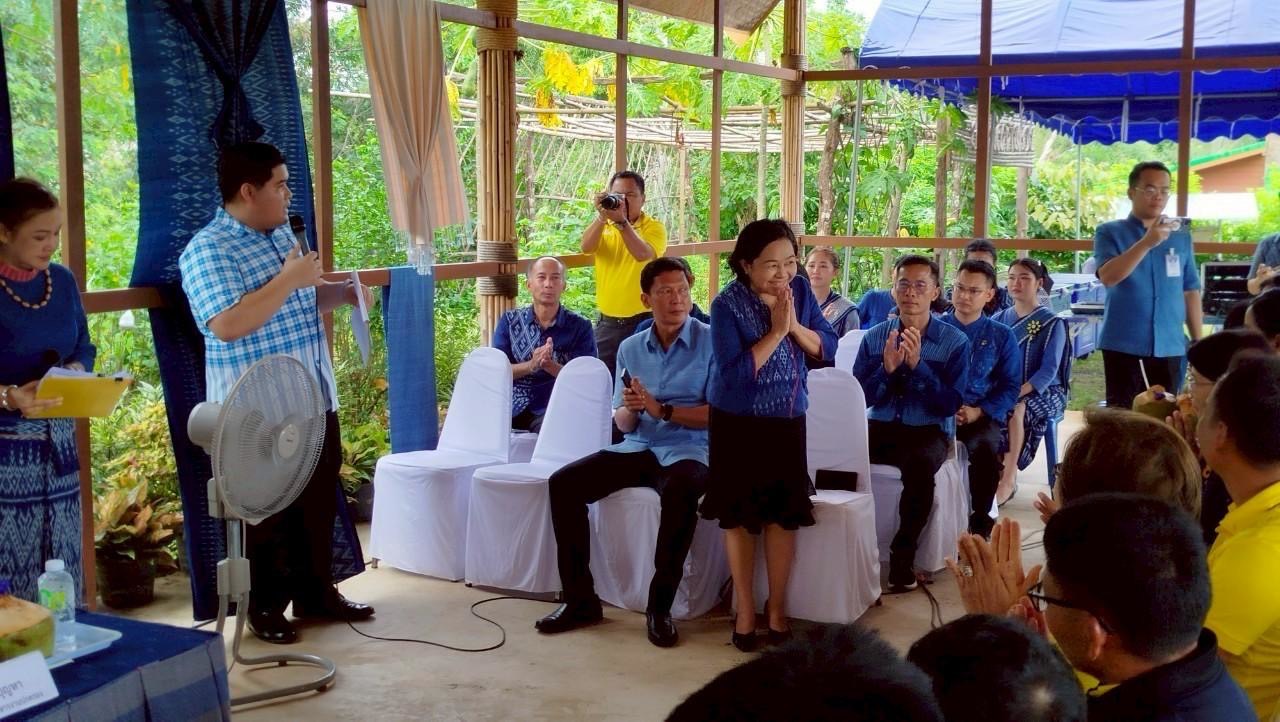 พช สกลนคร : รับคณะนักศึกษาหลักสูตรนายอำเภอ รุ่นที่ 87 เยี่ยมชมการดำเนินงานของศูนย์เรียนรู้ผ้าย้อมคราม “วิชชาลัยดอนกอย วิถีแห่งการพัฒนาที่ยั่งยืน”