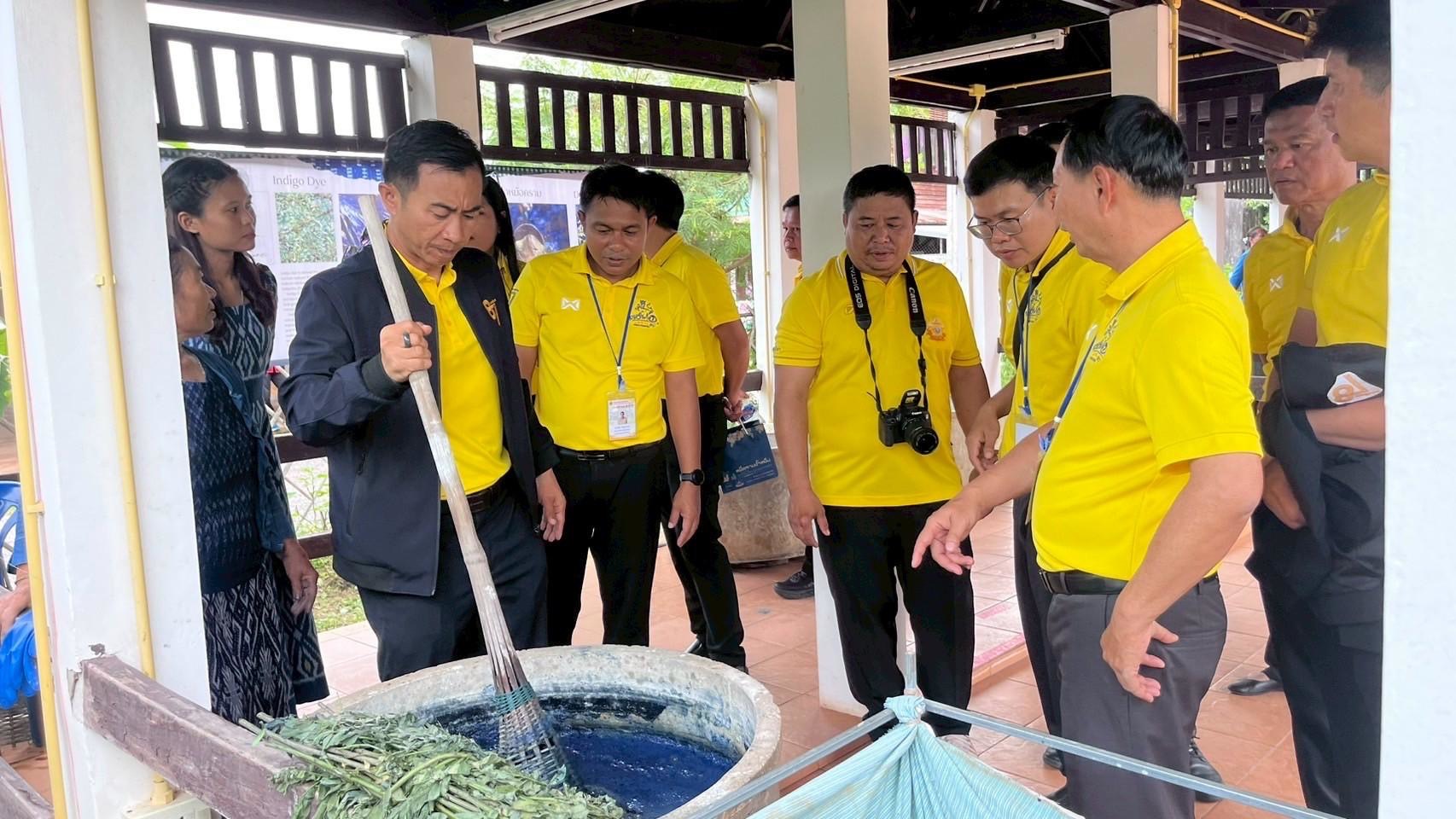 พช สกลนคร : รับคณะนักศึกษาหลักสูตรนายอำเภอ รุ่นที่ 87 เยี่ยมชมการดำเนินงานของศูนย์เรียนรู้ผ้าย้อมคราม “วิชชาลัยดอนกอย วิถีแห่งการพัฒนาที่ยั่งยืน”