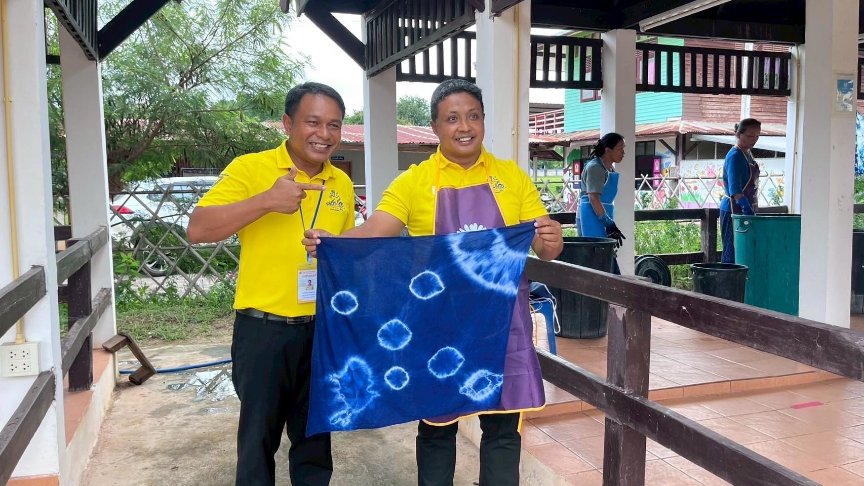 พช สกลนคร : รับคณะนักศึกษาหลักสูตรนายอำเภอ รุ่นที่ 87 เยี่ยมชมการดำเนินงานของศูนย์เรียนรู้ผ้าย้อมคราม “วิชชาลัยดอนกอย วิถีแห่งการพัฒนาที่ยั่งยืน”