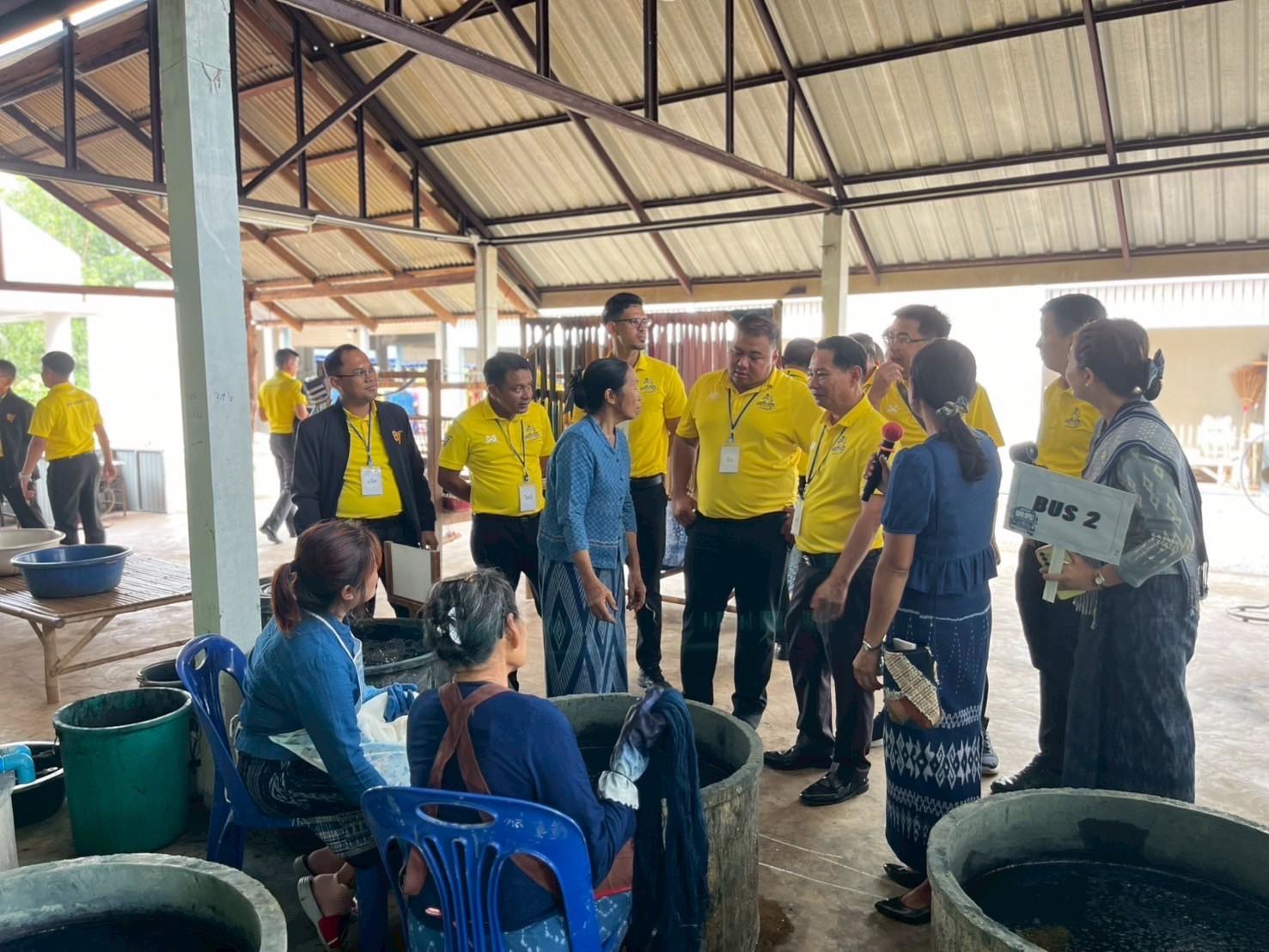 พช สกลนคร : รับคณะนักศึกษาหลักสูตรนายอำเภอ รุ่นที่ 87 เยี่ยมชมการดำเนินงานของศูนย์เรียนรู้ผ้าย้อมคราม “วิชชาลัยดอนกอย วิถีแห่งการพัฒนาที่ยั่งยืน”