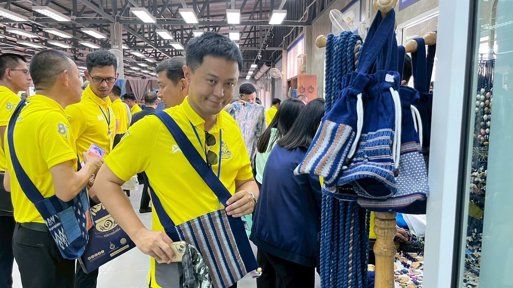 พช สกลนคร : รับคณะนักศึกษาหลักสูตรนายอำเภอ รุ่นที่ 87 เยี่ยมชมการดำเนินงานของศูนย์เรียนรู้ผ้าย้อมคราม “วิชชาลัยดอนกอย วิถีแห่งการพัฒนาที่ยั่งยืน”
