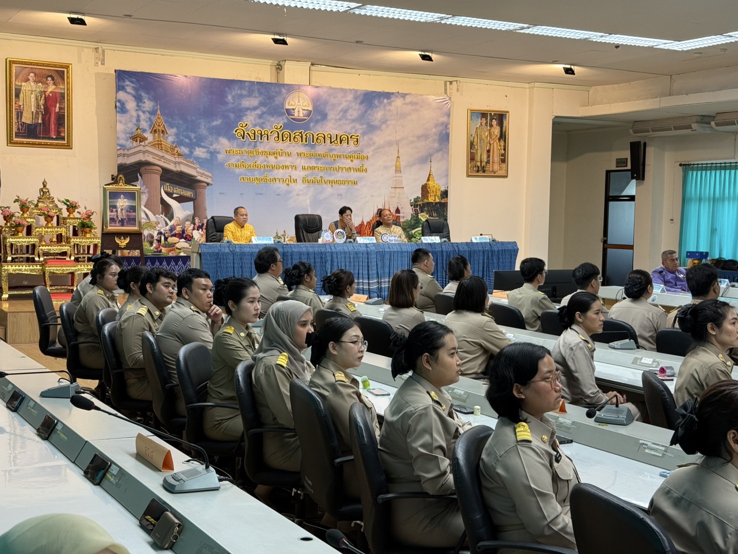 พช.สกลนคร :จัดพิธีรับมอบพัฒนากรก่อนประจำการ รุ่นที่ 131 เพื่อฝึกปฏิบัติงานภาคสนาม ก่อนประจำการ  ในระหว่างวันที่ 17  กรกฎาคม – 2 สิงหาคม 2568