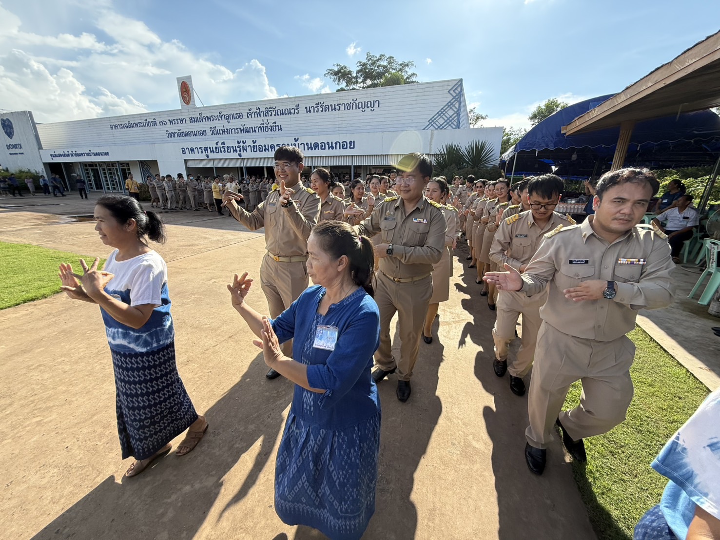 พช.สกลนคร :จัดพิธีรับมอบพัฒนากรก่อนประจำการ รุ่นที่ 131 เพื่อฝึกปฏิบัติงานภาคสนาม ก่อนประจำการ  ในระหว่างวันที่ 17  กรกฎาคม – 2 สิงหาคม 2568