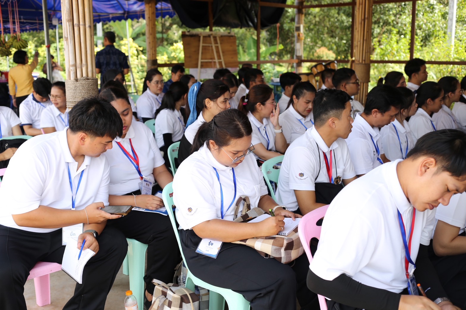 พช.สกลนคร : สาธิตกระบวน การเรียนรู้ เรื่องการจัดทำแผนพัฒนาหมู่บ้าน “พร้อมเปิดพื้นที่หมู่บ้าน ให้พัฒนากรก่อนประจำการ รุ่นที่ 131 เรียนรู้ภาคสนาม” ณ บ้านดอนกอย หมู่บ้านพัฒนาที่ยั่งยืน ของจังหวัดสกลนคร