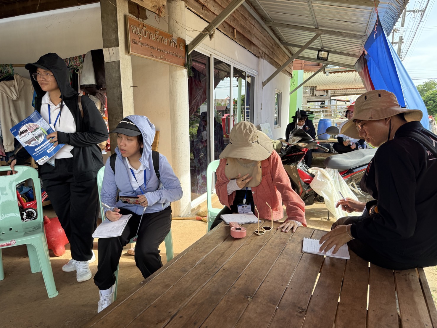 พช.สกลนคร : สาธิตกระบวน การเรียนรู้ เรื่องการจัดทำแผนพัฒนาหมู่บ้าน “พร้อมเปิดพื้นที่หมู่บ้าน ให้พัฒนากรก่อนประจำการ รุ่นที่ 131 เรียนรู้ภาคสนาม” ณ บ้านดอนกอย หมู่บ้านพัฒนาที่ยั่งยืน ของจังหวัดสกลนคร