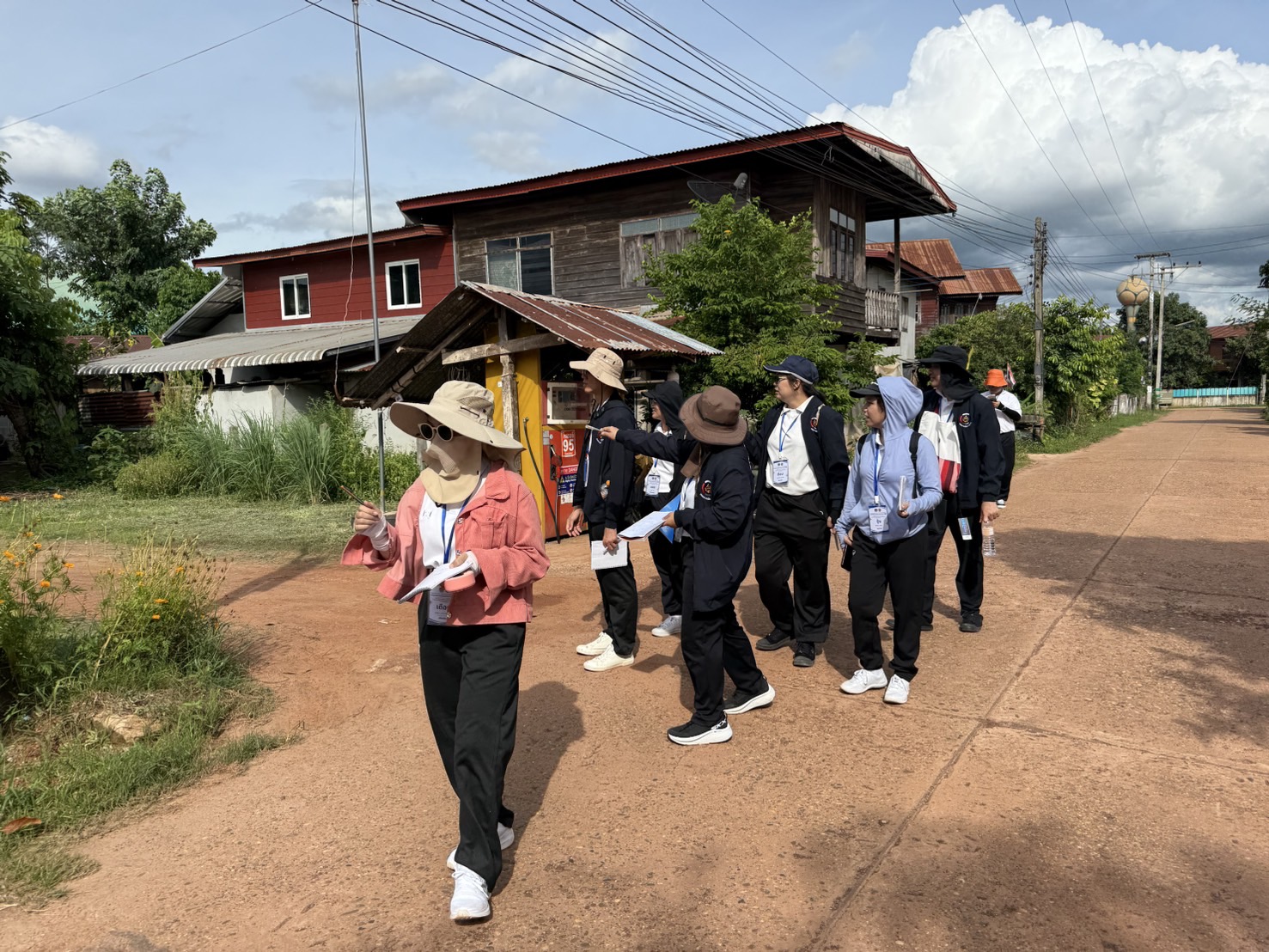 พช.สกลนคร : สาธิตกระบวน การเรียนรู้ เรื่องการจัดทำแผนพัฒนาหมู่บ้าน “พร้อมเปิดพื้นที่หมู่บ้าน ให้พัฒนากรก่อนประจำการ รุ่นที่ 131 เรียนรู้ภาคสนาม” ณ บ้านดอนกอย หมู่บ้านพัฒนาที่ยั่งยืน ของจังหวัดสกลนคร