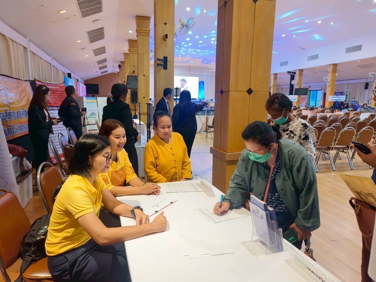 จังหวัดสกลนคร :จัดงาน “มหกรรมแก้หนี้ สร้างวิถีแห่งความเป็นธรรม ปีที่ 2”