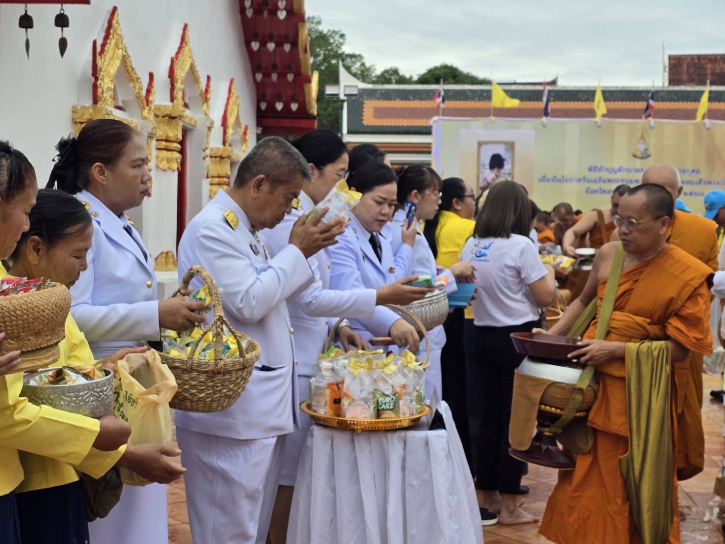 จังหวัดสกลนคร,จัดพิธีทำบุญตักบาตร ถวายพระราชกุศล พสกนิกร ร่วมทำบุญตักบาตรถวายพระราชกุศล เนื่องในวันเฉลิมพระชนมพรรษาพระบาทสมเด็จพระเจ้าอยู่หัว เนื่องในโอกาสวันเฉลิมพระชนมพรรษา พระบาทสมเด็จพระเจ้าอยู่หัว 28 กรกฎาคม 2568