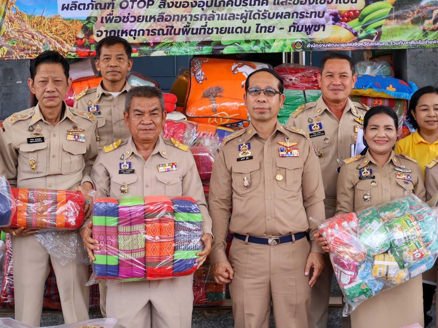 จังหวัดสกลนคร : ส่งมอบความห่วงใยโดยนำผลผลิตจากเครือข่ายโคก หนอง นา และผลิตภัณฑ์จากเครือข่าย OTOP จาก 18 อำเภอ จัดส่งไปช่วยเหลือประชาชนพื้นที่ชายแดน ณ จังหวัดอุบลราชธานีและจังหวัดศรีสะเกษ
