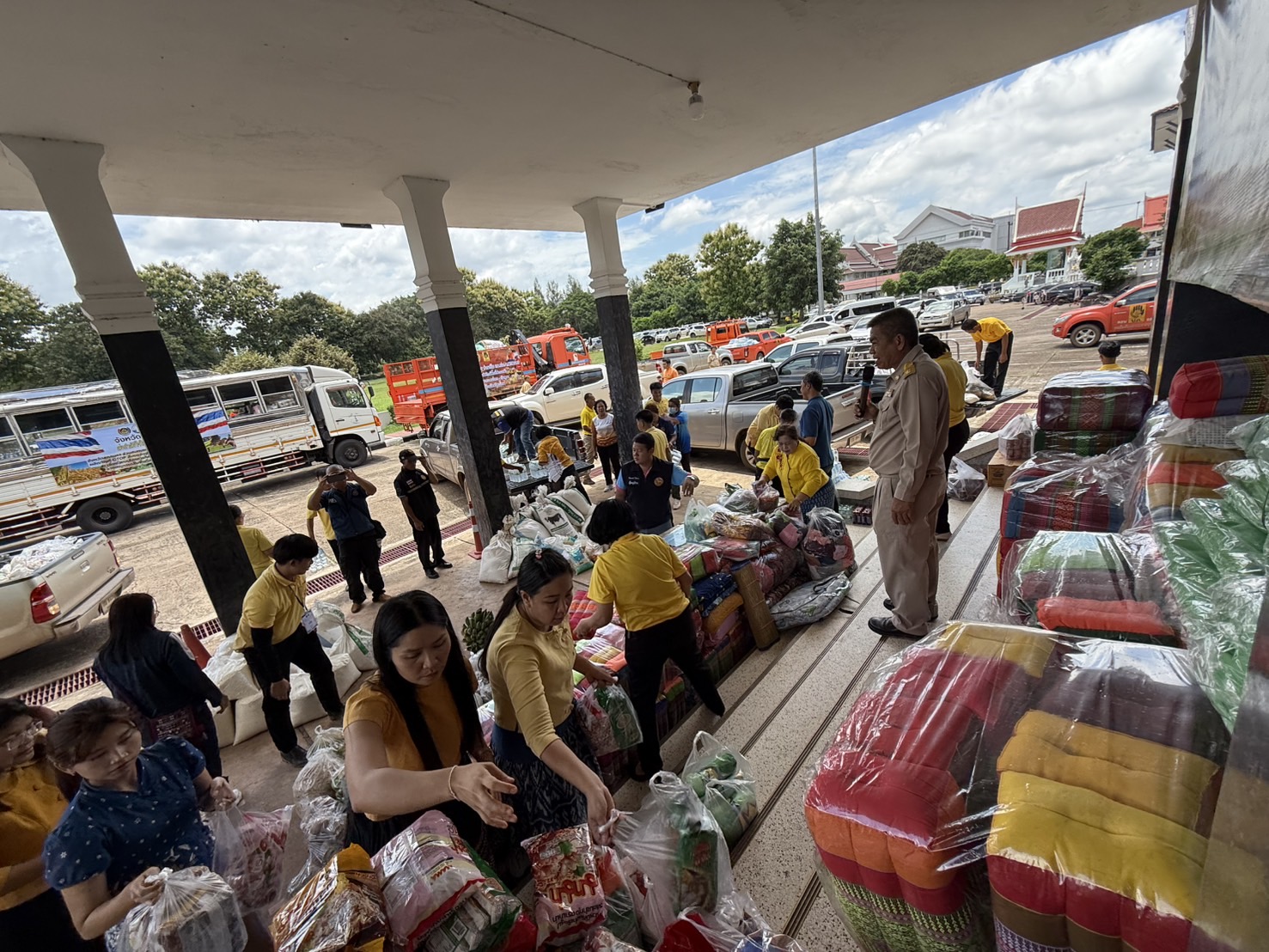 จังหวัดสกลนคร : ส่งมอบความห่วงใยโดยนำผลผลิตจากเครือข่ายโคก หนอง นา และผลิตภัณฑ์จากเครือข่าย OTOP จาก 18 อำเภอ จัดส่งไปช่วยเหลือประชาชนพื้นที่ชายแดน ณ จังหวัดอุบลราชธานีและจังหวัดศรีสะเกษ
