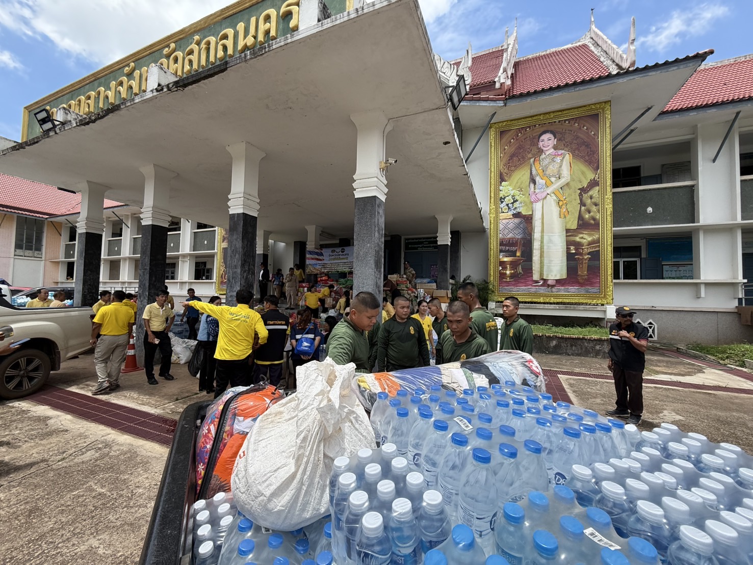 จังหวัดสกลนคร : ส่งมอบความห่วงใยโดยนำผลผลิตจากเครือข่ายโคก หนอง นา และผลิตภัณฑ์จากเครือข่าย OTOP จาก 18 อำเภอ จัดส่งไปช่วยเหลือประชาชนพื้นที่ชายแดน ณ จังหวัดอุบลราชธานีและจังหวัดศรีสะเกษ
