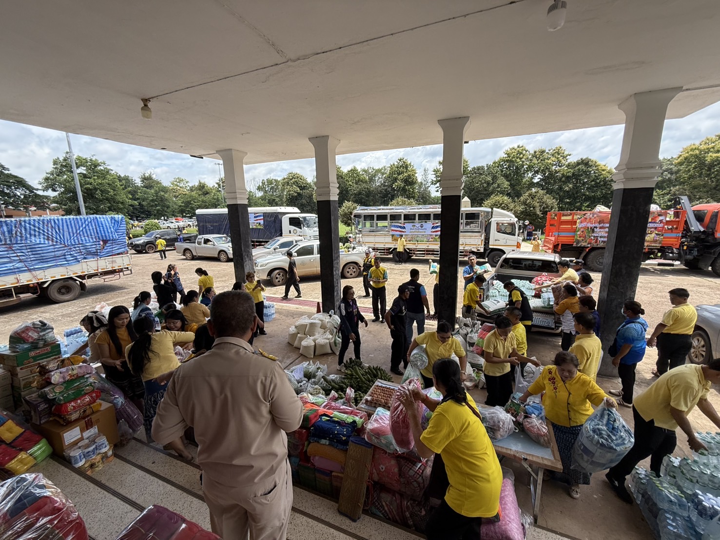 จังหวัดสกลนคร : ส่งมอบความห่วงใยโดยนำผลผลิตจากเครือข่ายโคก หนอง นา และผลิตภัณฑ์จากเครือข่าย OTOP จาก 18 อำเภอ จัดส่งไปช่วยเหลือประชาชนพื้นที่ชายแดน ณ จังหวัดอุบลราชธานีและจังหวัดศรีสะเกษ