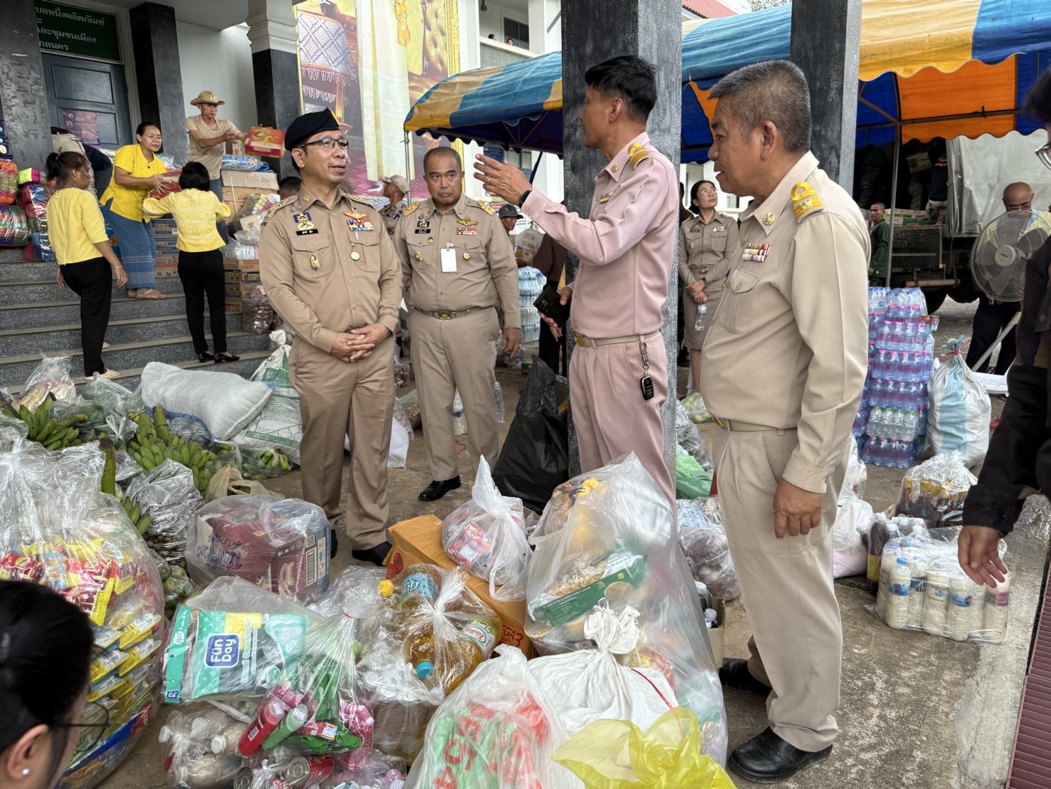 จังหวัดสกลนคร : ปล่อยขบวนรถเพื่อนำผลผลิตจากเครือข่ายโคก หนอง นา และผลิตภัณฑ์จากเครือข่าย OTOP จังหวัดสกลนคร ไปช่วยเหลือประชาชนผู้ได้รับผลกระทบจากสถานการณ์ในพื้นที่ชายแดนไทย-กัมพูชา ณ จังหวัดอุบลราชธานีและจังหวัดศรีสะเกษ