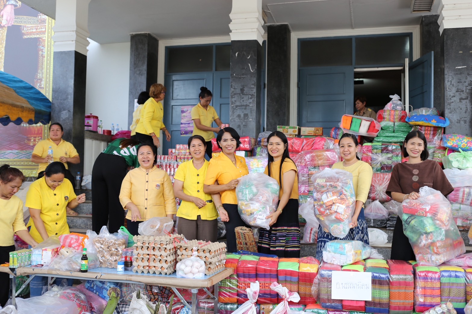จังหวัดสกลนคร : ปล่อยขบวนรถเพื่อนำผลผลิตจากเครือข่ายโคก หนอง นา และผลิตภัณฑ์จากเครือข่าย OTOP จังหวัดสกลนคร ไปช่วยเหลือประชาชนผู้ได้รับผลกระทบจากสถานการณ์ในพื้นที่ชายแดนไทย-กัมพูชา ณ จังหวัดอุบลราชธานีและจังหวัดศรีสะเกษ