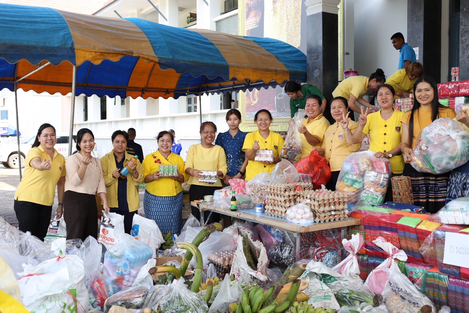 จังหวัดสกลนคร : ปล่อยขบวนรถเพื่อนำผลผลิตจากเครือข่ายโคก หนอง นา และผลิตภัณฑ์จากเครือข่าย OTOP จังหวัดสกลนคร ไปช่วยเหลือประชาชนผู้ได้รับผลกระทบจากสถานการณ์ในพื้นที่ชายแดนไทย-กัมพูชา ณ จังหวัดอุบลราชธานีและจังหวัดศรีสะเกษ