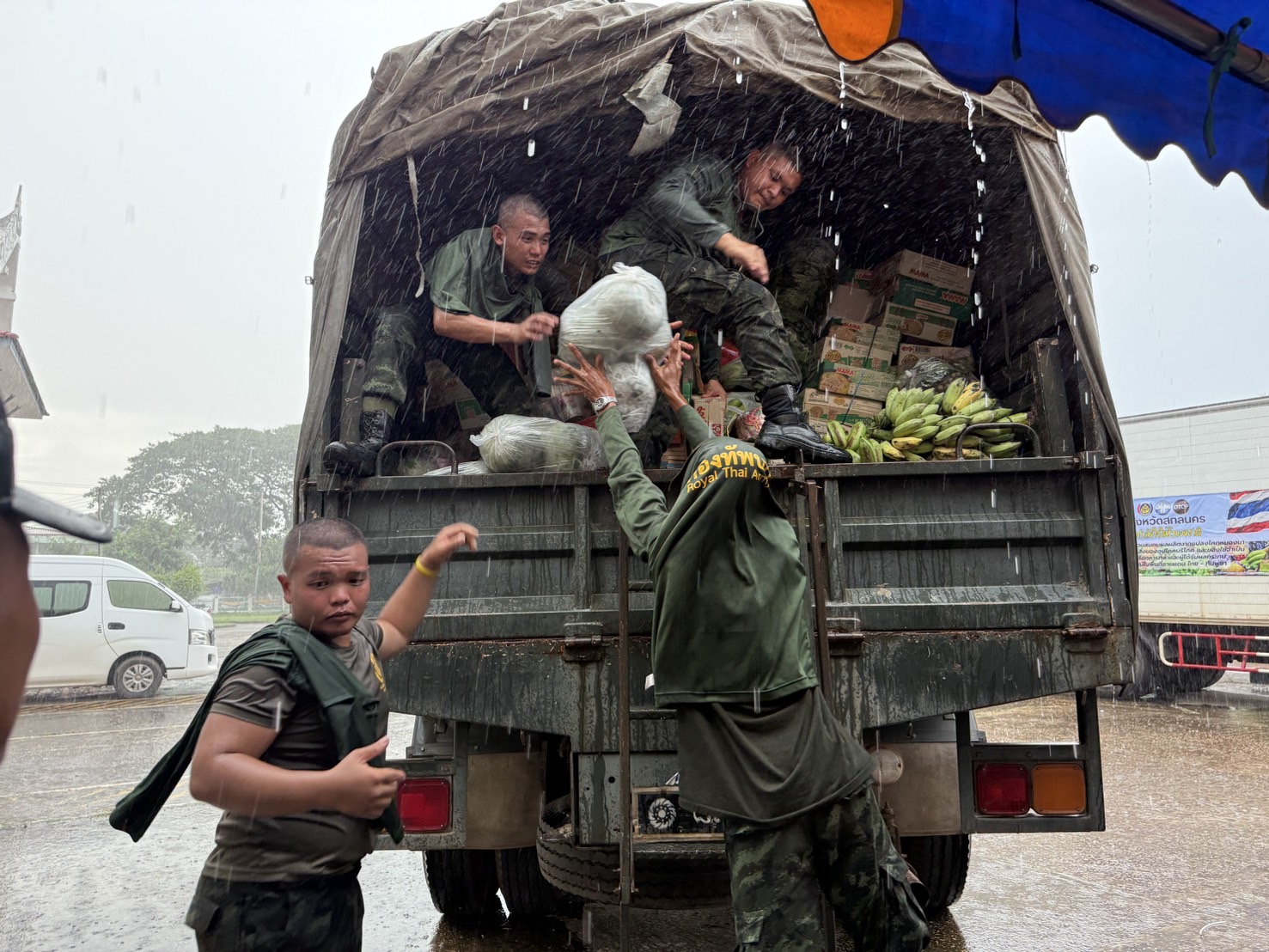 จังหวัดสกลนคร : ปล่อยขบวนรถเพื่อนำผลผลิตจากเครือข่ายโคก หนอง นา และผลิตภัณฑ์จากเครือข่าย OTOP จังหวัดสกลนคร ไปช่วยเหลือประชาชนผู้ได้รับผลกระทบจากสถานการณ์ในพื้นที่ชายแดนไทย-กัมพูชา ณ จังหวัดอุบลราชธานีและจังหวัดศรีสะเกษ