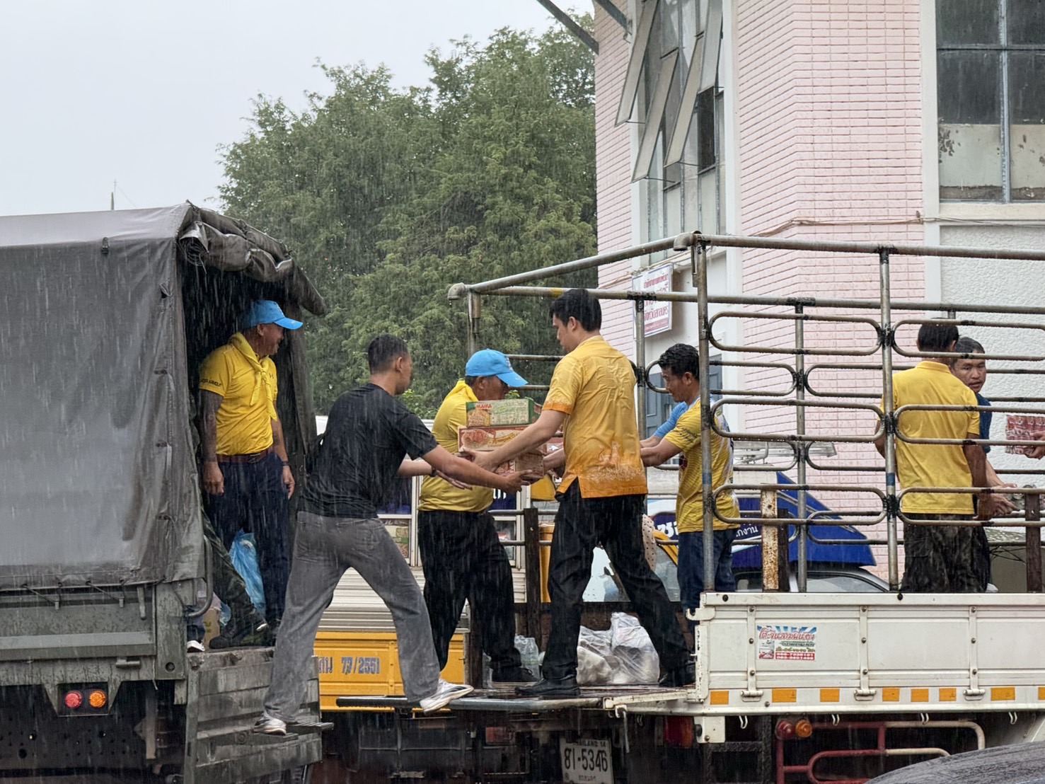 จังหวัดสกลนคร : ปล่อยขบวนรถเพื่อนำผลผลิตจากเครือข่ายโคก หนอง นา และผลิตภัณฑ์จากเครือข่าย OTOP จังหวัดสกลนคร ไปช่วยเหลือประชาชนผู้ได้รับผลกระทบจากสถานการณ์ในพื้นที่ชายแดนไทย-กัมพูชา ณ จังหวัดอุบลราชธานีและจังหวัดศรีสะเกษ