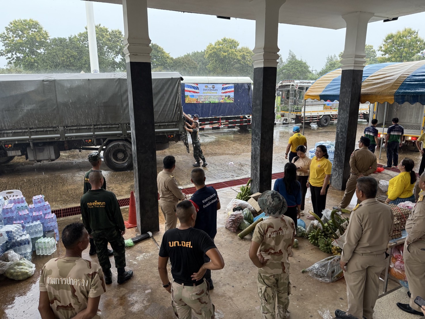 จังหวัดสกลนคร : ปล่อยขบวนรถเพื่อนำผลผลิตจากเครือข่ายโคก หนอง นา และผลิตภัณฑ์จากเครือข่าย OTOP จังหวัดสกลนคร ไปช่วยเหลือประชาชนผู้ได้รับผลกระทบจากสถานการณ์ในพื้นที่ชายแดนไทย-กัมพูชา ณ จังหวัดอุบลราชธานีและจังหวัดศรีสะเกษ