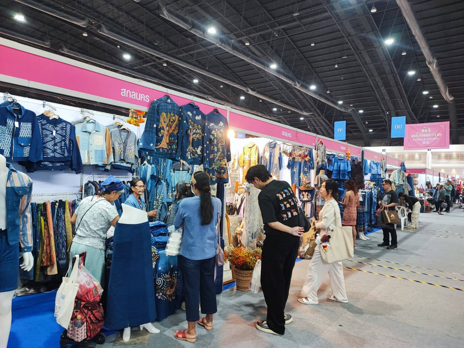 พช.สกลนคร : วันที่ 11 สิงหาคม 2568ยกทัพผู้ประกอบการ OTOP จังหวัดสกลนคร ร่วมงาน OTOP ศิลปาชีพ ประทีปไทย OTOP หลอมดวงใจ ด้วยพระบารมี ภายใต้แนวคิด “จากสองมือคนไทย สู่หัวใจคนทั้งโลก (From Hand To Heart)”