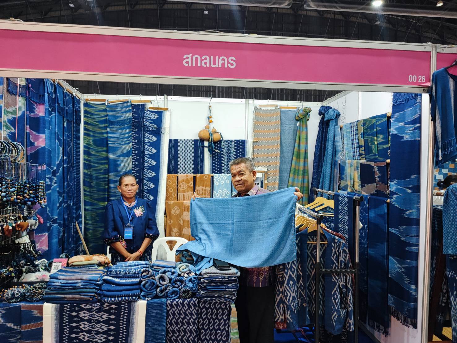 พช.สกลนคร ชวนเที่ยว ช้อป ชิม สินค้าเด็ด! ยกทัพ OTOP บุกงาน “ศิลปาชีพ ประทีปไทย” 9–17 ส.ค. ที่อิมแพ็ค เมืองทองฯ