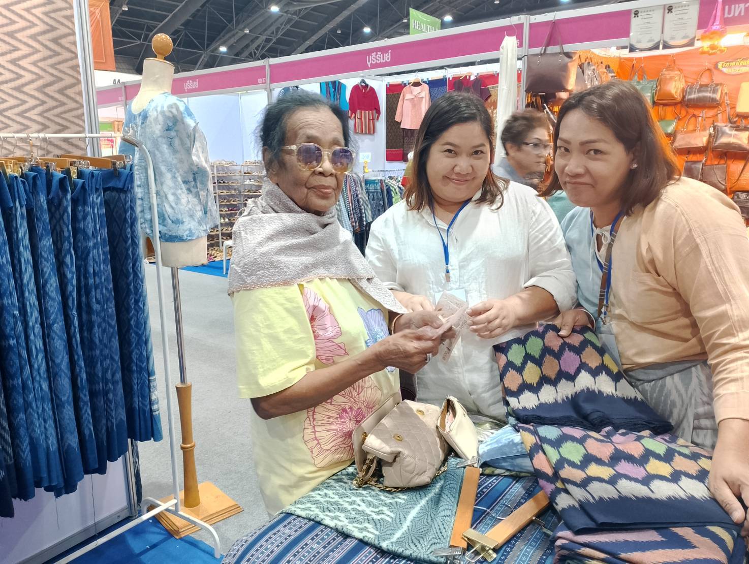 พช.สกลนคร ชวน ช้อป ชิม เที่ยว! ยกขบวนสินค้าเด็ด OTOP บุกงาน “ศิลปาชีพ ประทีปไทย” จัดระหว่างวันที่ 9–17 ส.ค. ที่อิมแพ็ค เมืองทองฯ