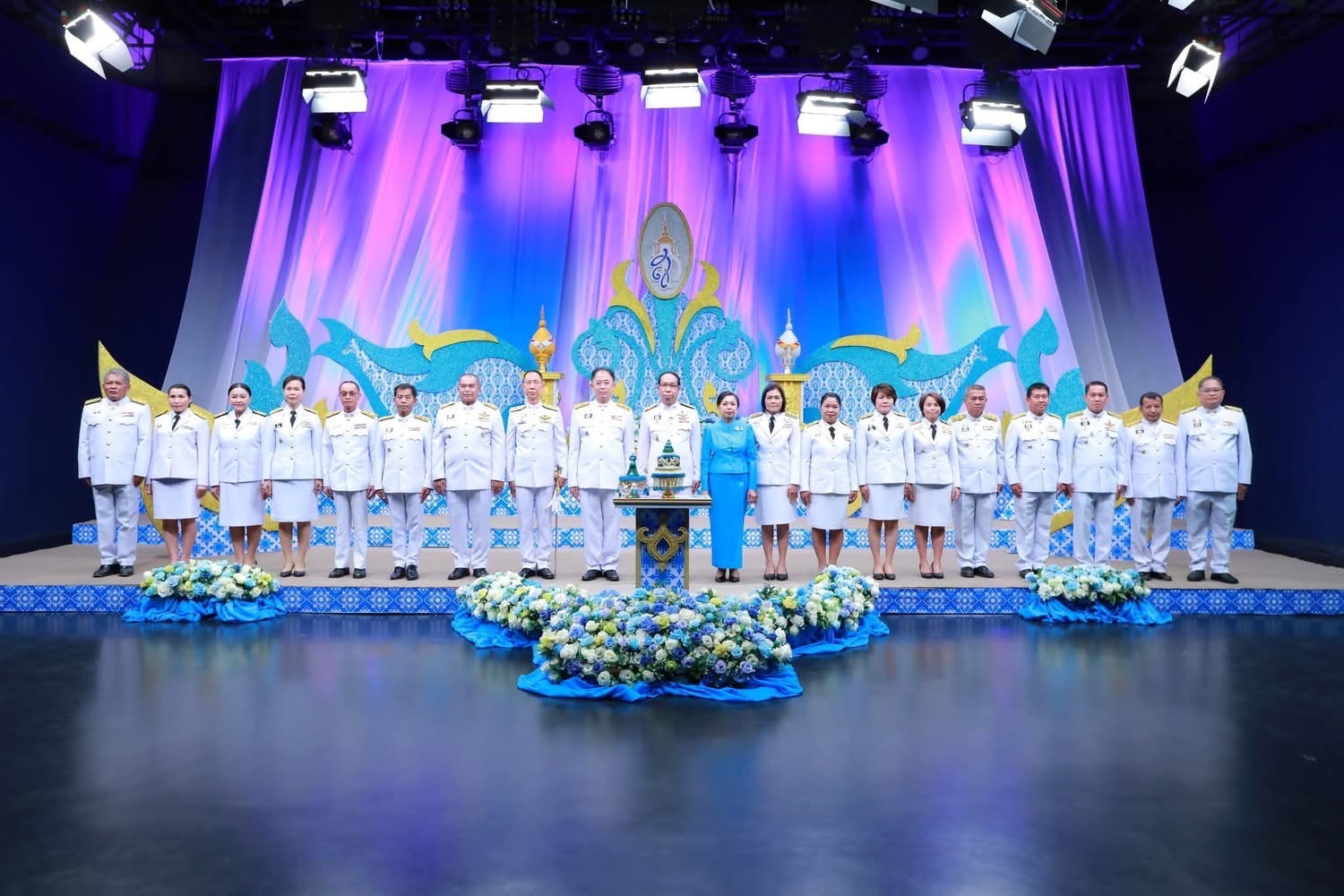 ผู้ว่าราชการจังหวัดสกลนคร : นำหัวหน้าส่วนราชการระดับจังหวัด บันทึกเทปเนื่องในโอกาสวันเฉลิมพระชนมพรรษาสมเด็จ พระนางเจ้าสิริกิติ์ พระบรมราชินีนาถ พระบรมราชชนนีพันปีหลวง