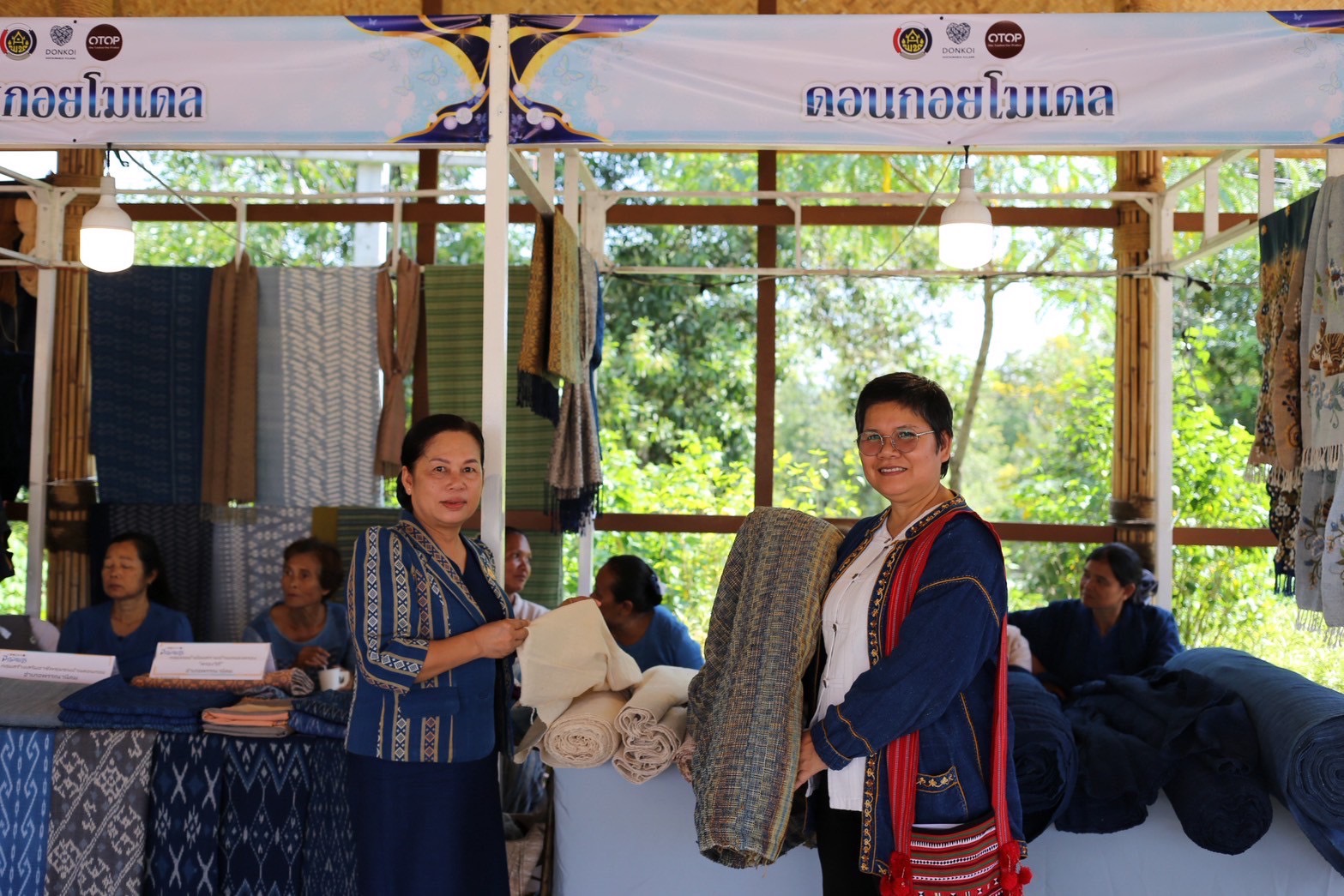 จังหวัดสกลนคร : จัดเวทีสัมมนาแลกเปลี่ยนเรียนรู้และประชา สัมพันธ์เผยแพร่ผลิตภัณฑ์ภูมิปัญญาผ้าไทย ของจังหวัดสกลนคร ปี 2568