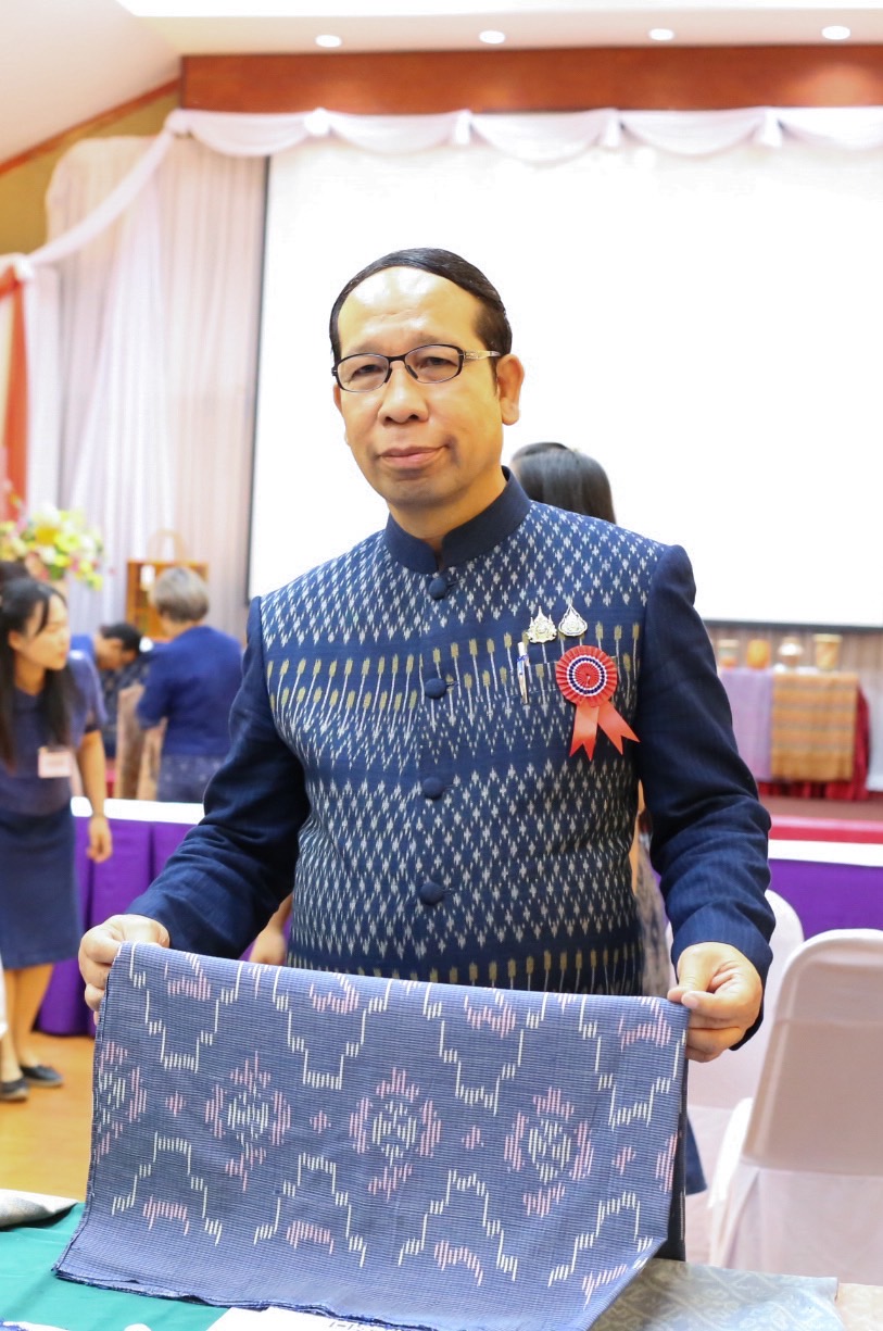 จังหวัดสกลนคร : ประกวด “ผ้าลายสิริราชพัสตราภรณ์” และงานหัตถกรรม สืบสานภูมิปัญญา สู่แฟชั่นยั่งยืน ประจำปี 2568