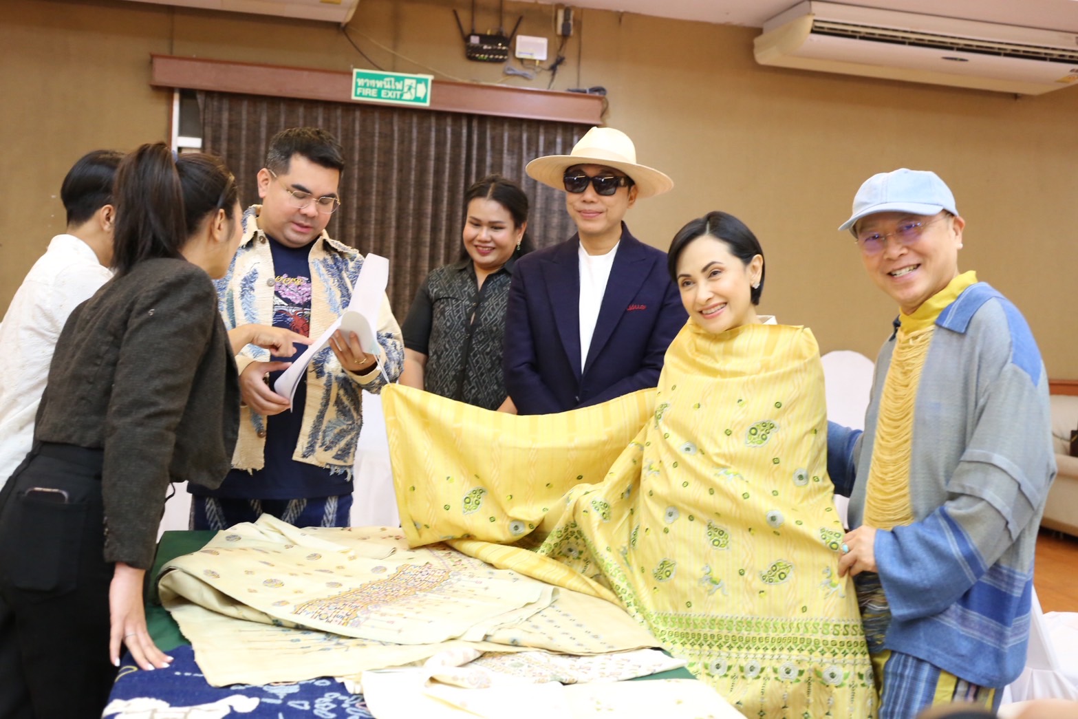จังหวัดสกลนคร : ประกวด “ผ้าลายสิริราชพัสตราภรณ์” และงานหัตถกรรม สืบสานภูมิปัญญา สู่แฟชั่นยั่งยืน ประจำปี 2568