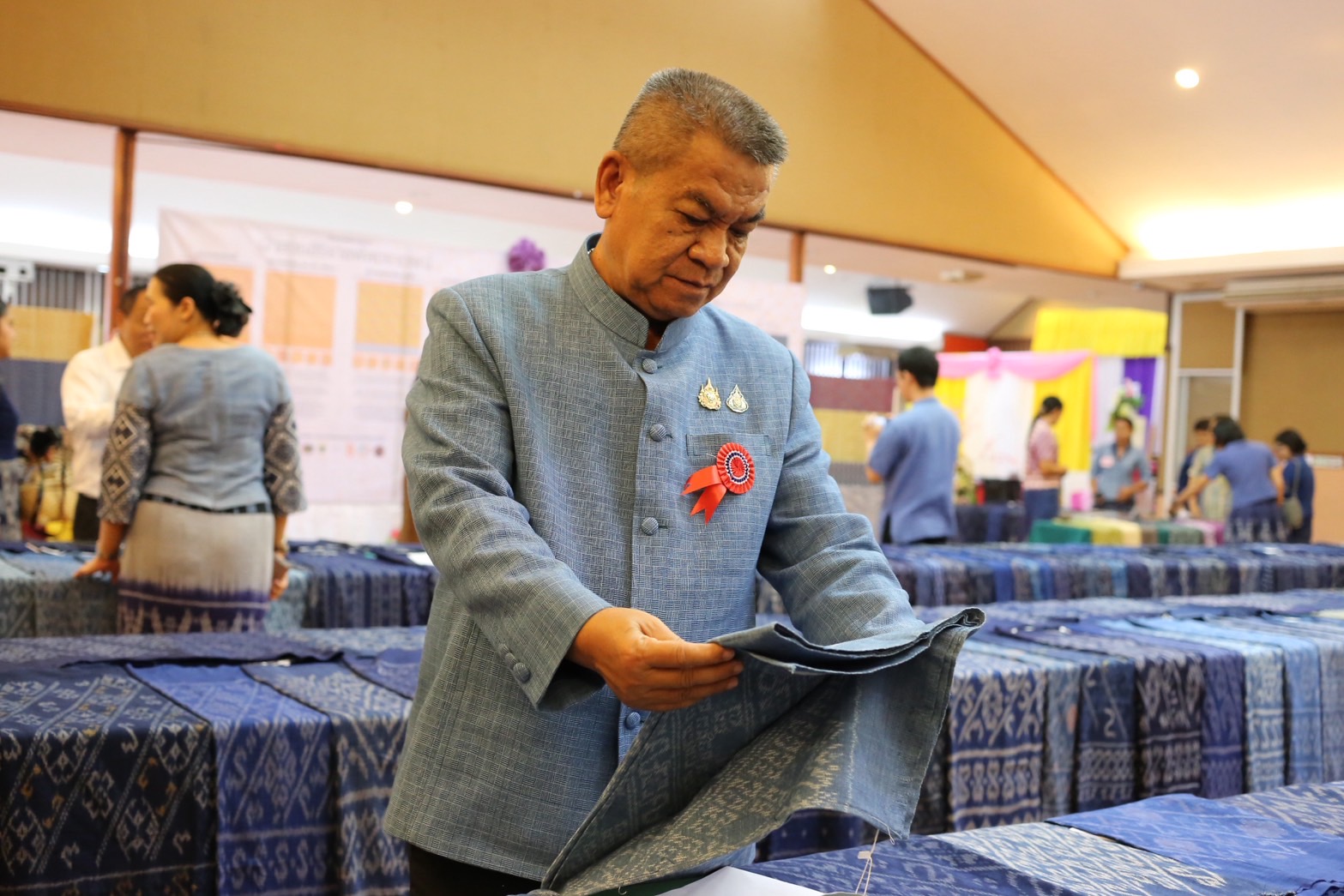 จังหวัดสกลนคร : ประกวด “ผ้าลายสิริราชพัสตราภรณ์” และงานหัตถกรรม สืบสานภูมิปัญญา สู่แฟชั่นยั่งยืน ประจำปี 2568