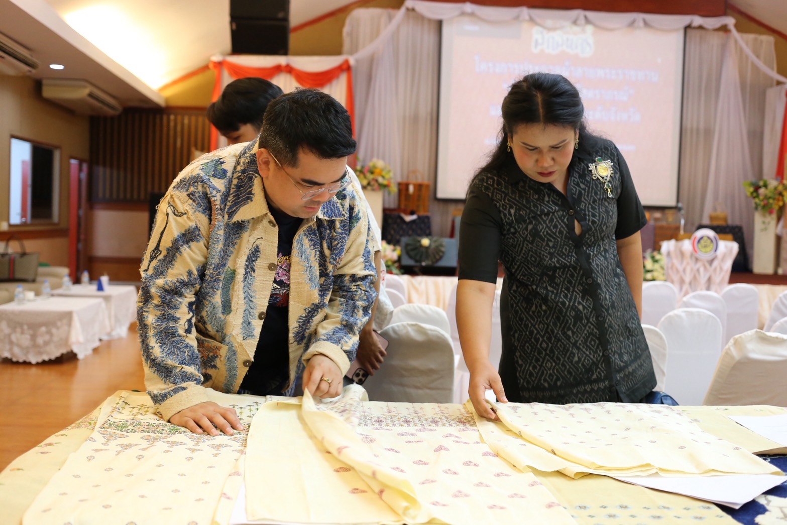 จังหวัดสกลนคร : ประกวด “ผ้าลายสิริราชพัสตราภรณ์” และงานหัตถกรรม สืบสานภูมิปัญญา สู่แฟชั่นยั่งยืน ประจำปี 2568