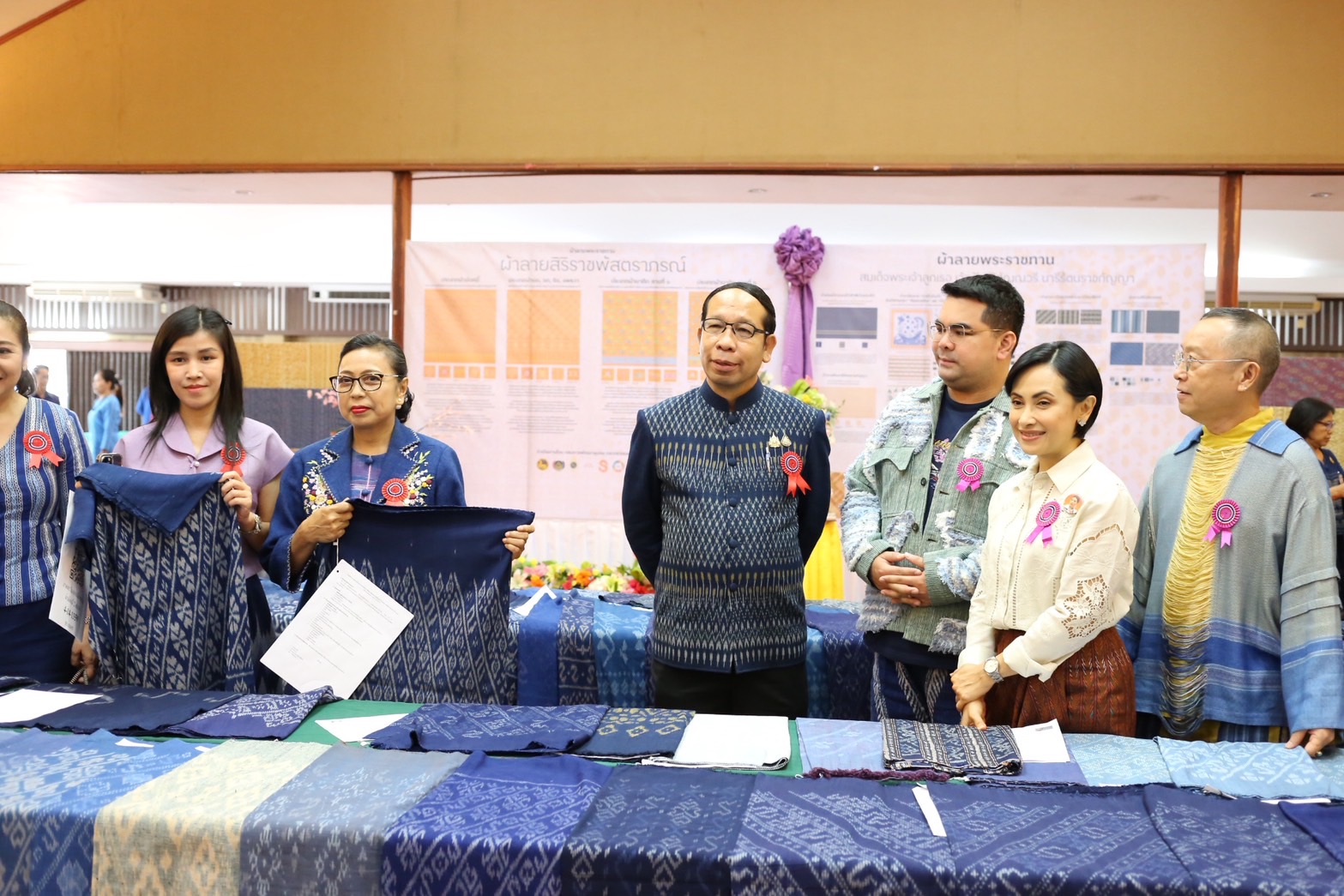 จังหวัดสกลนคร : ประกวด “ผ้าลายสิริราชพัสตราภรณ์” และงานหัตถกรรม สืบสานภูมิปัญญา สู่แฟชั่นยั่งยืน ประจำปี 2568