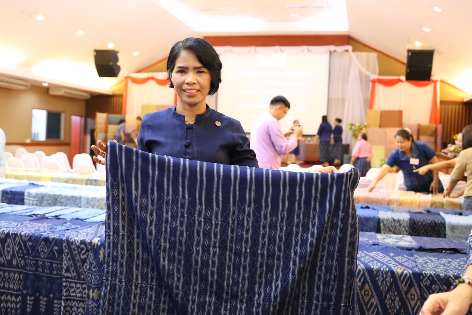 จังหวัดสกลนคร : ประกวด “ผ้าลายสิริราชพัสตราภรณ์” และงานหัตถกรรม สืบสานภูมิปัญญา สู่แฟชั่นยั่งยืน ประจำปี 2568