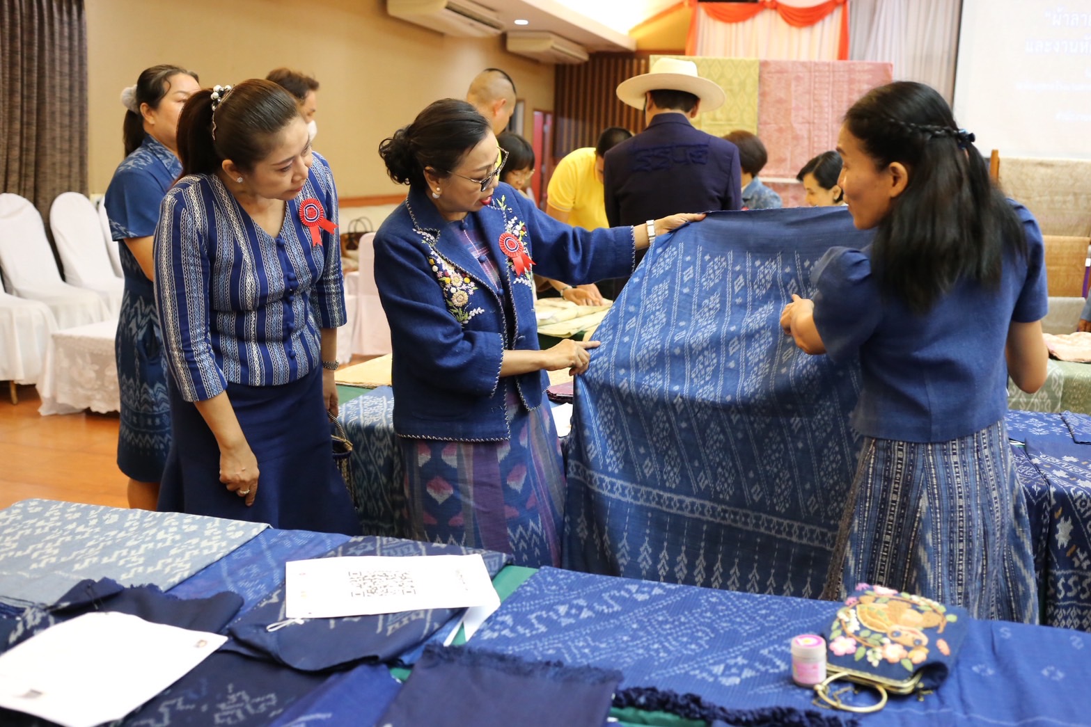 จังหวัดสกลนคร : ประกวด “ผ้าลายสิริราชพัสตราภรณ์” และงานหัตถกรรม สืบสานภูมิปัญญา สู่แฟชั่นยั่งยืน ประจำปี 2568