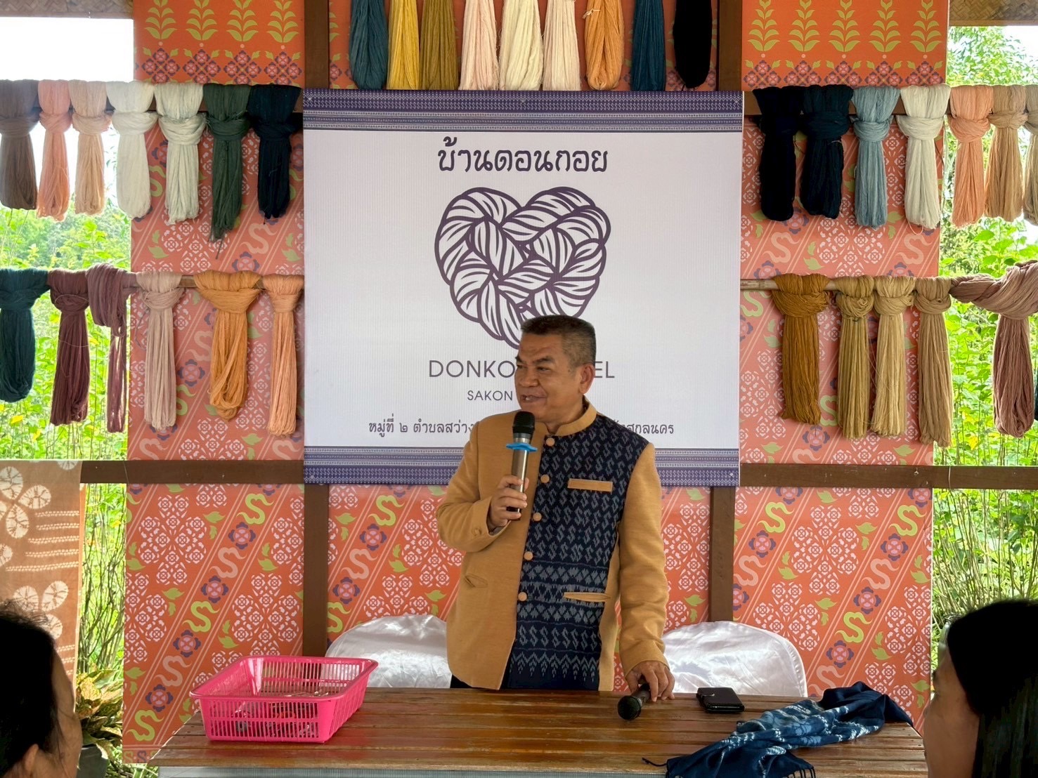 พช. สกลนคร : สร้างสรรค์งานผ้ามัดย้อมครามสกลนคร สู่สากล โดยเทคนิค “ชิโบริ” ญี่ปุ่น เติมชีวิตใหม่ผ้าย้อมครามสู่ความยั่งยืน