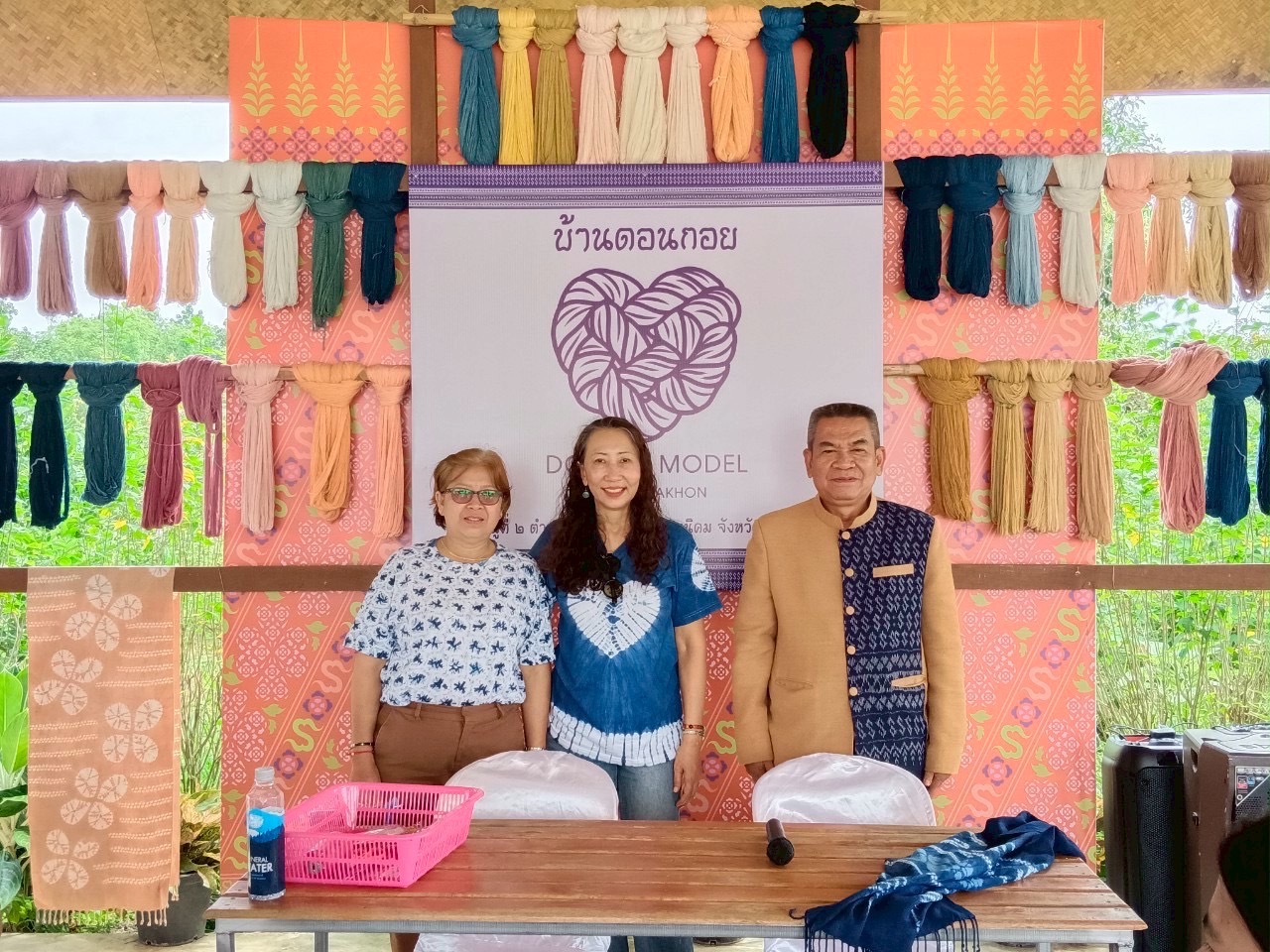 พช. สกลนคร : สร้างสรรค์งานผ้ามัดย้อมครามสกลนคร สู่สากล โดยเทคนิค “ชิโบริ” ญี่ปุ่น เติมชีวิตใหม่ผ้าย้อมครามสู่ความยั่งยืน