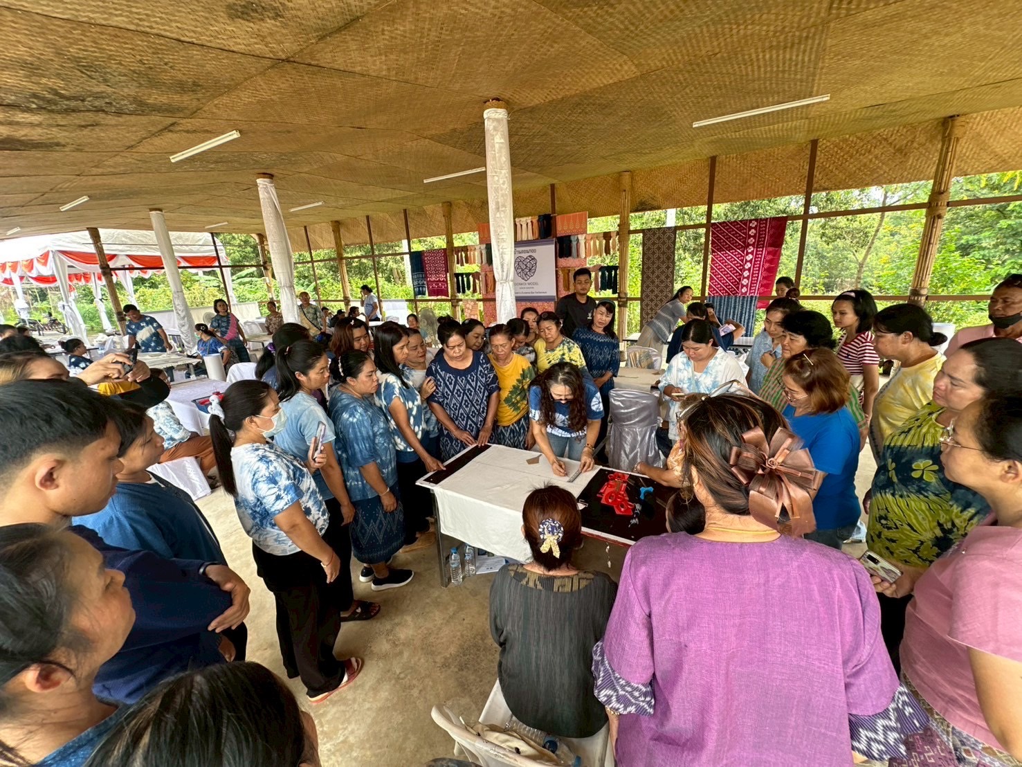 พช. สกลนคร : สร้างสรรค์งานผ้ามัดย้อมครามสกลนคร สู่สากล โดยเทคนิค “ชิโบริ” ญี่ปุ่น เติมชีวิตใหม่ผ้าย้อมครามสู่ความยั่งยืน