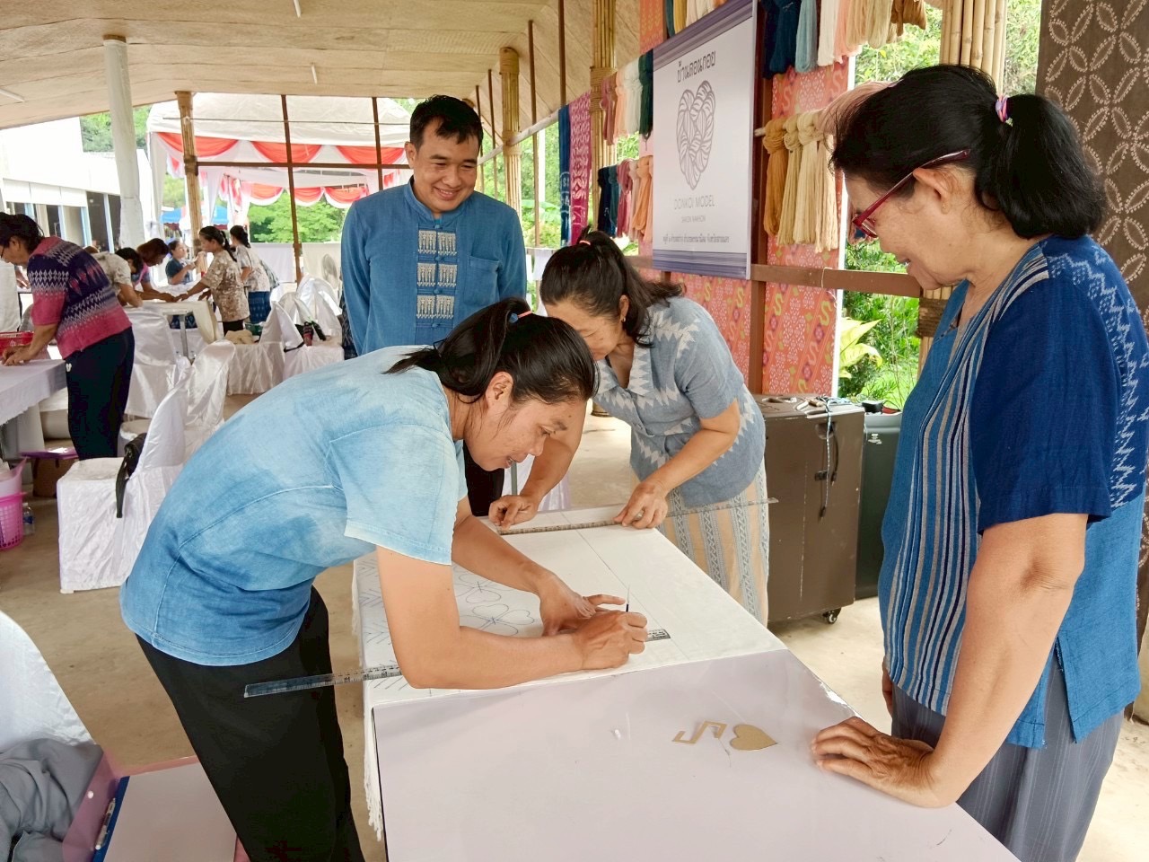 พช. สกลนคร : สร้างสรรค์งานผ้ามัดย้อมครามสกลนคร สู่สากล โดยเทคนิค “ชิโบริ” ญี่ปุ่น เติมชีวิตใหม่ผ้าย้อมครามสู่ความยั่งยืน