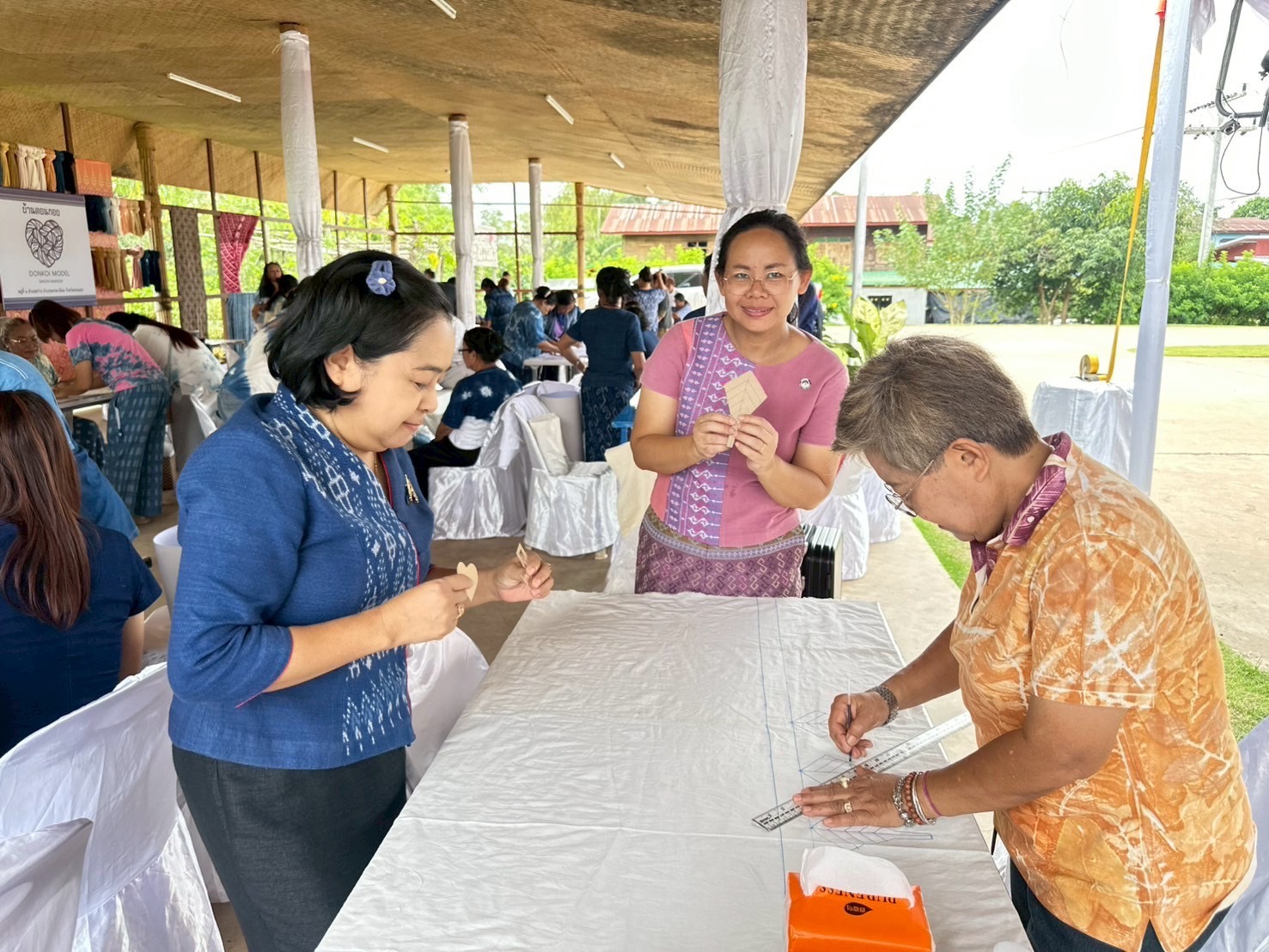พช. สกลนคร : สร้างสรรค์งานผ้ามัดย้อมครามสกลนคร สู่สากล โดยเทคนิค “ชิโบริ” ญี่ปุ่น เติมชีวิตใหม่ผ้าย้อมครามสู่ความยั่งยืน