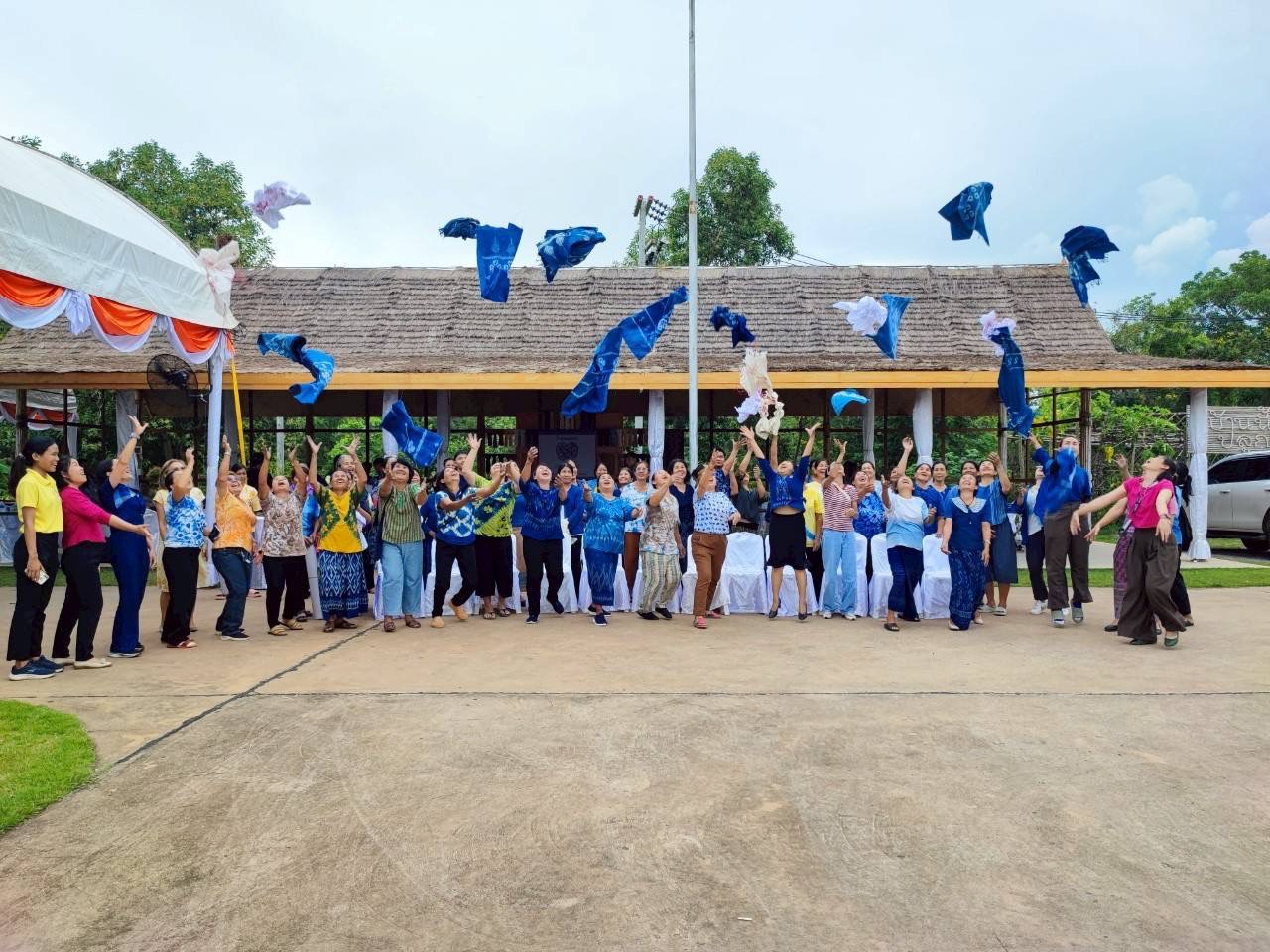 พช. สกลนคร : สร้างสรรค์งานผ้ามัดย้อมครามสกลนคร สู่สากล โดยเทคนิค “ชิโบริ” ญี่ปุ่น เติมชีวิตใหม่ผ้าย้อมครามสู่ความยั่งยืน