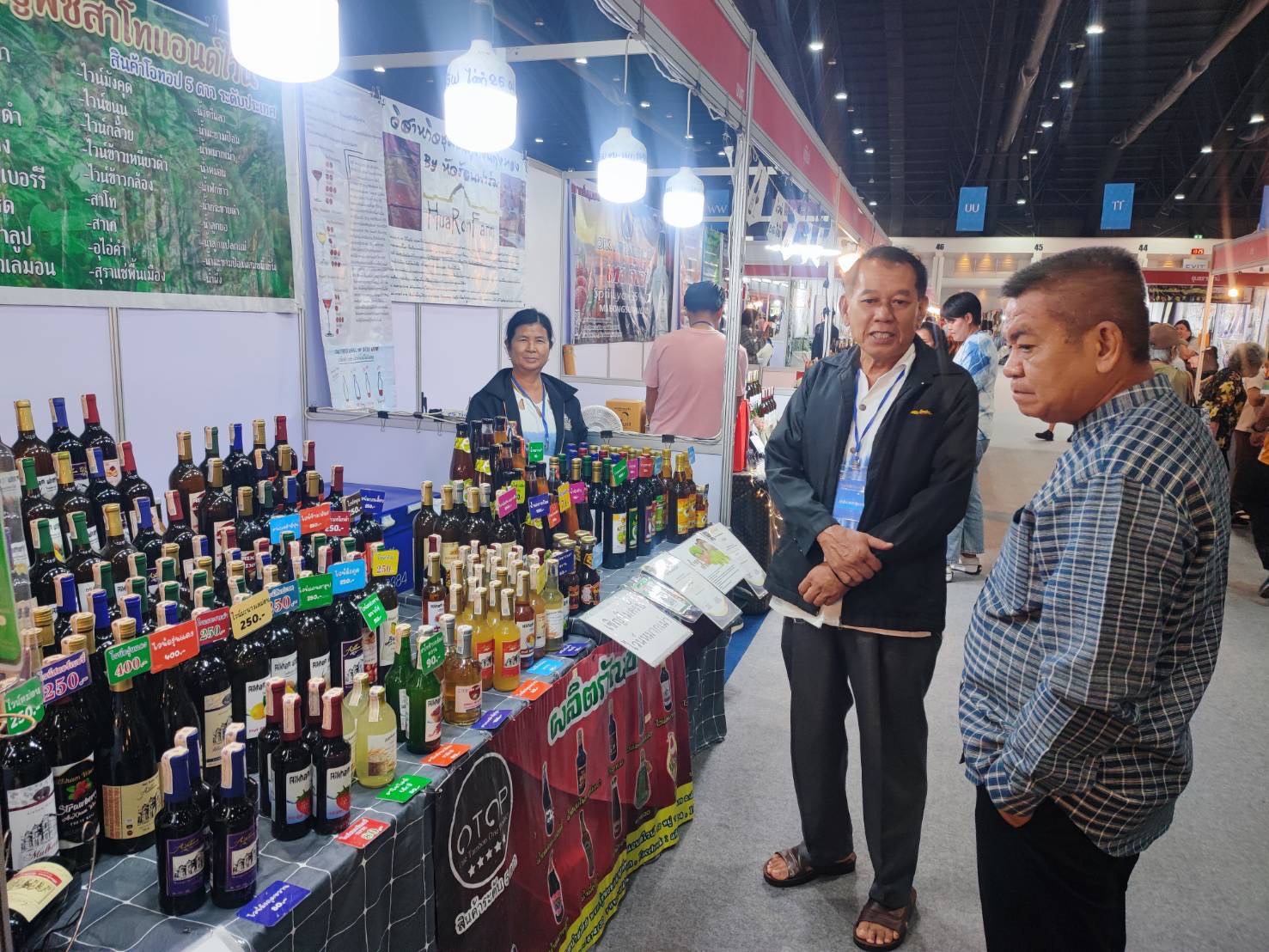 พช.สกลนคร : ยกทัพผู้ประกอบการ OTOP จำหน่ายสินค้าในงาน OTOP ศิลปาชีพ ประทีปไทย OTOP หลอมดวงใจ ด้วยพระบารมี ภายใต้แนวคิด