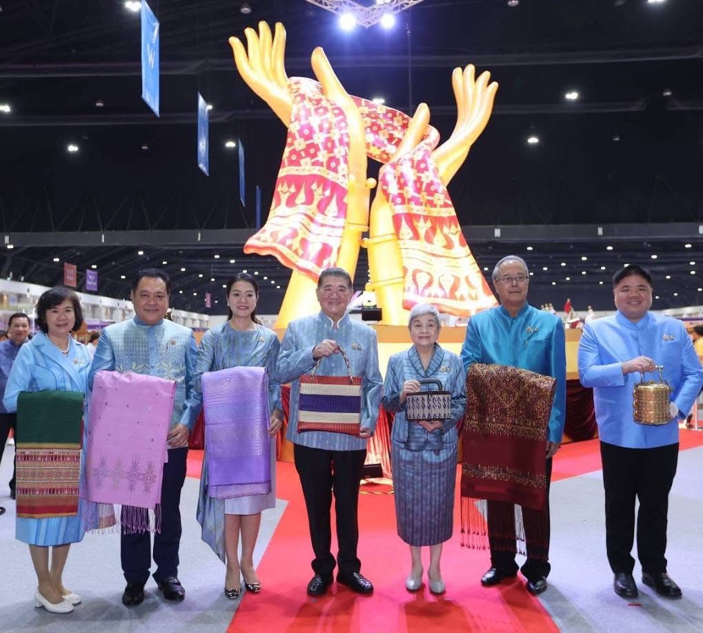 จังหวัดสกลนคร:ร่วมเปิดงาน ศิลปาชีพประทีปไทย OTOP หลอมดวงใจ ด้วยพระบารมี ประจำปี 2568