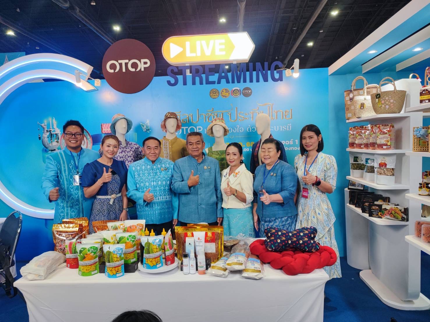 จังหวัดสกลนคร:ร่วมเปิดงาน ศิลปาชีพประทีปไทย OTOP หลอมดวงใจ ด้วยพระบารมี ประจำปี 2568