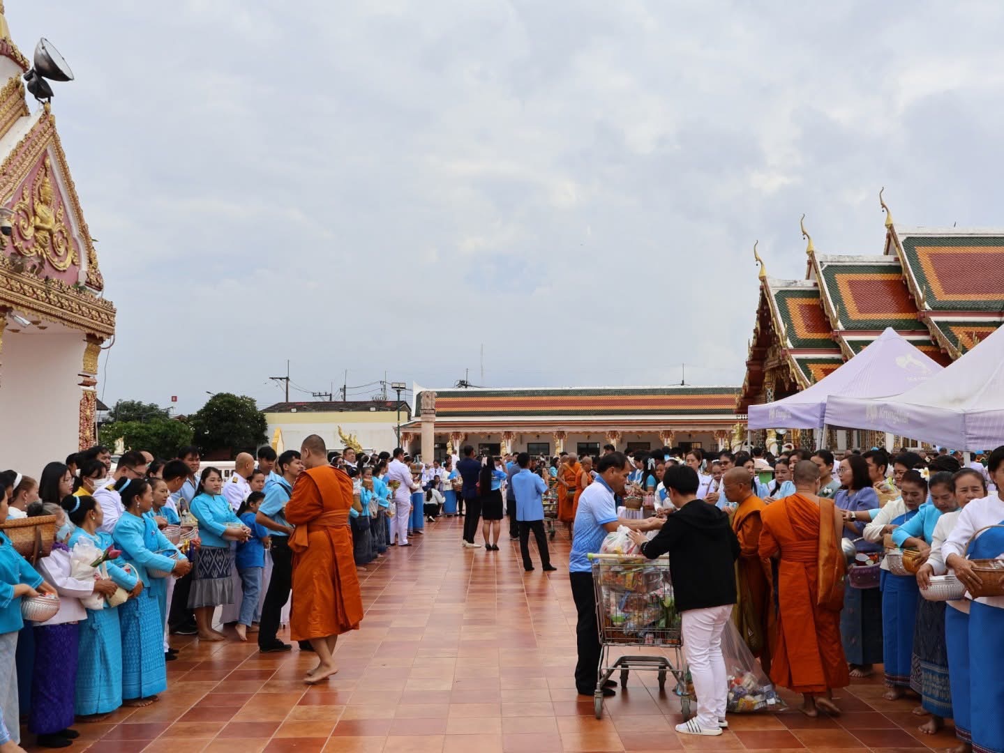 จังหวัดสกลนคร : ทำบุญตักบาตรถวายพระราชกุศล เนื่องในโอกาสวันเฉลิมพระชนมพรรษาสมเด็จพระนางเจ้าสิริกิติ์ พระบรมราชินีนาถ พระบรมราชชนนีพันปีหลวง 12 สิงหาคม 2568 และ “วันแม่แห่งชาติ” ปี 2568