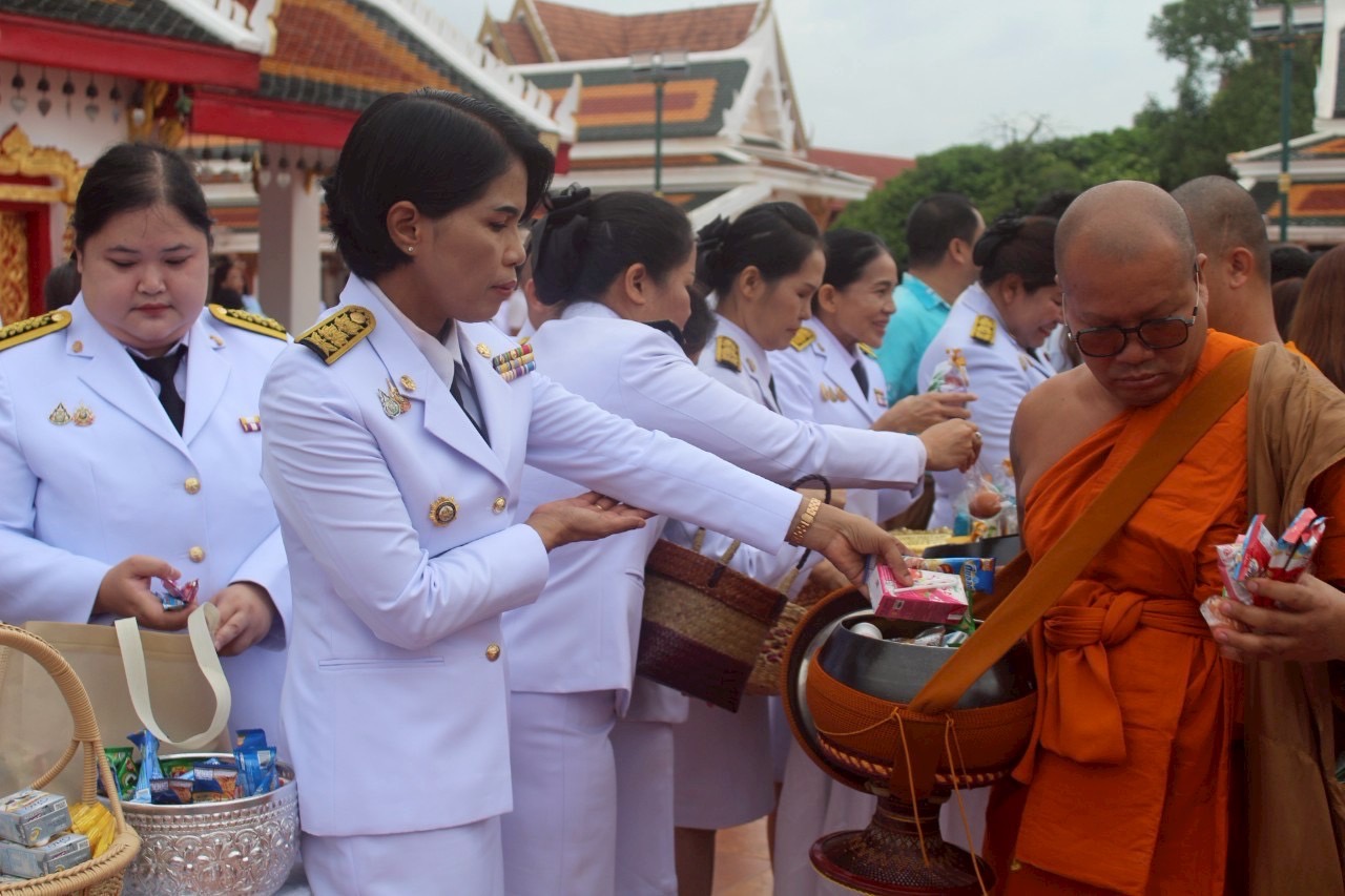 จังหวัดสกลนคร : ทำบุญตักบาตรถวายพระราชกุศล เนื่องในโอกาสวันเฉลิมพระชนมพรรษาสมเด็จพระนางเจ้าสิริกิติ์ พระบรมราชินีนาถ พระบรมราชชนนีพันปีหลวง 12 สิงหาคม 2568 และ “วันแม่แห่งชาติ” ปี 2568