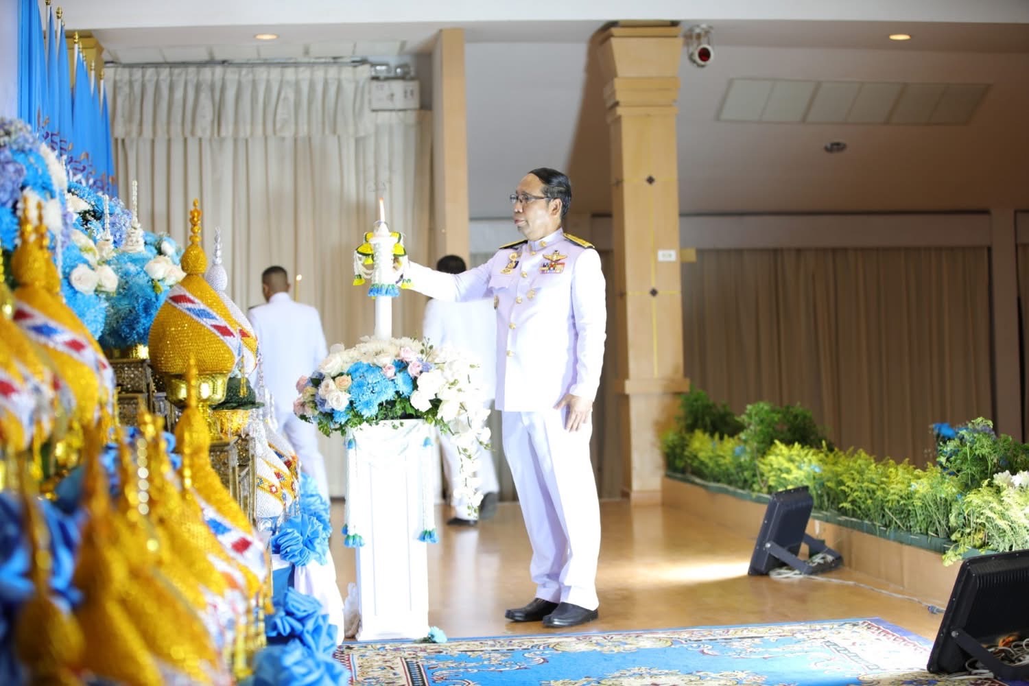 พสกนิกรชาวสกลนครทุกหมู่เหล่า ร่วมพิธีถวายเครื่องราชสักการะ วางพานพุ่มทอง พุ่มเงิน และจุดเทียนถวายพระพรชัยมงคล เนื่องในวันเฉลิมพระชนมพรรษา สมเด็จพระนางเจ้าสิริกิติ์ พระบรมราชินีนาถ พระบรมราชชนนีพันปีหลวง 12 สิงหาคม 2568