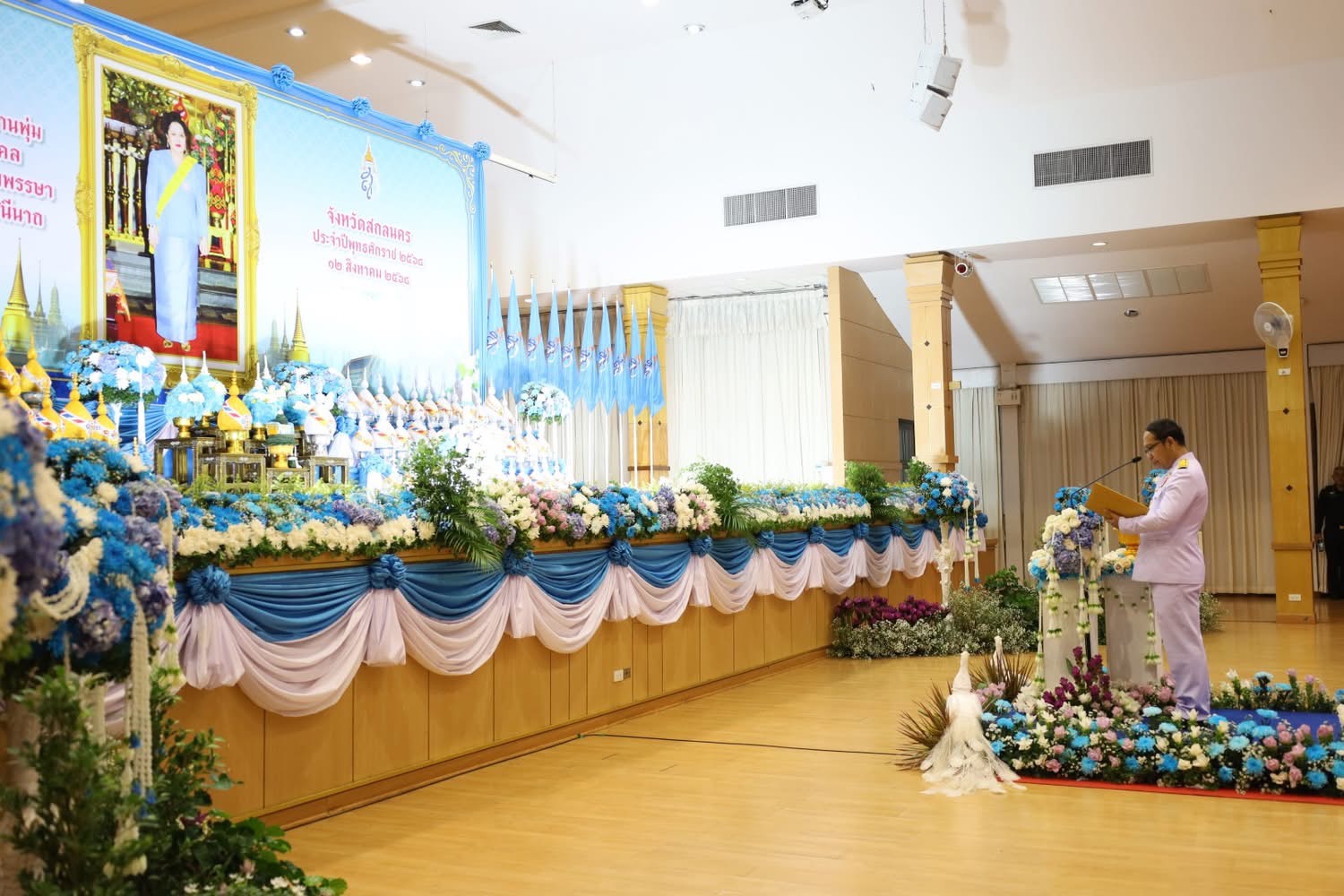 พสกนิกรชาวสกลนครทุกหมู่เหล่า ร่วมพิธีถวายเครื่องราชสักการะ วางพานพุ่มทอง พุ่มเงิน และจุดเทียนถวายพระพรชัยมงคล เนื่องในวันเฉลิมพระชนมพรรษา สมเด็จพระนางเจ้าสิริกิติ์ พระบรมราชินีนาถ พระบรมราชชนนีพันปีหลวง 12 สิงหาคม 2568