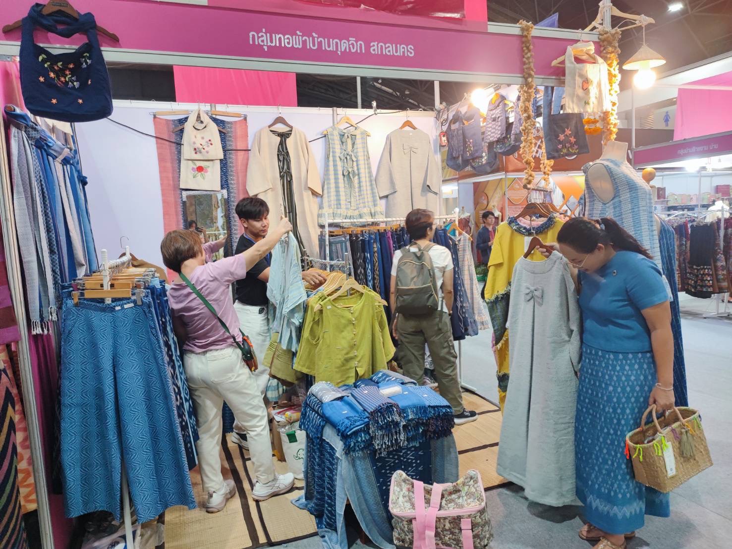 พช.สกลนคร ชวน ช้อป ชิม เที่ยว! ยกขบวนสินค้าเด็ด OTOP บุกงาน “ศิลปาชีพ ประทีปไทย” จัดระหว่างวันที่ 9–17 ส.ค. ที่อิมแพ็ค เมืองทองฯ